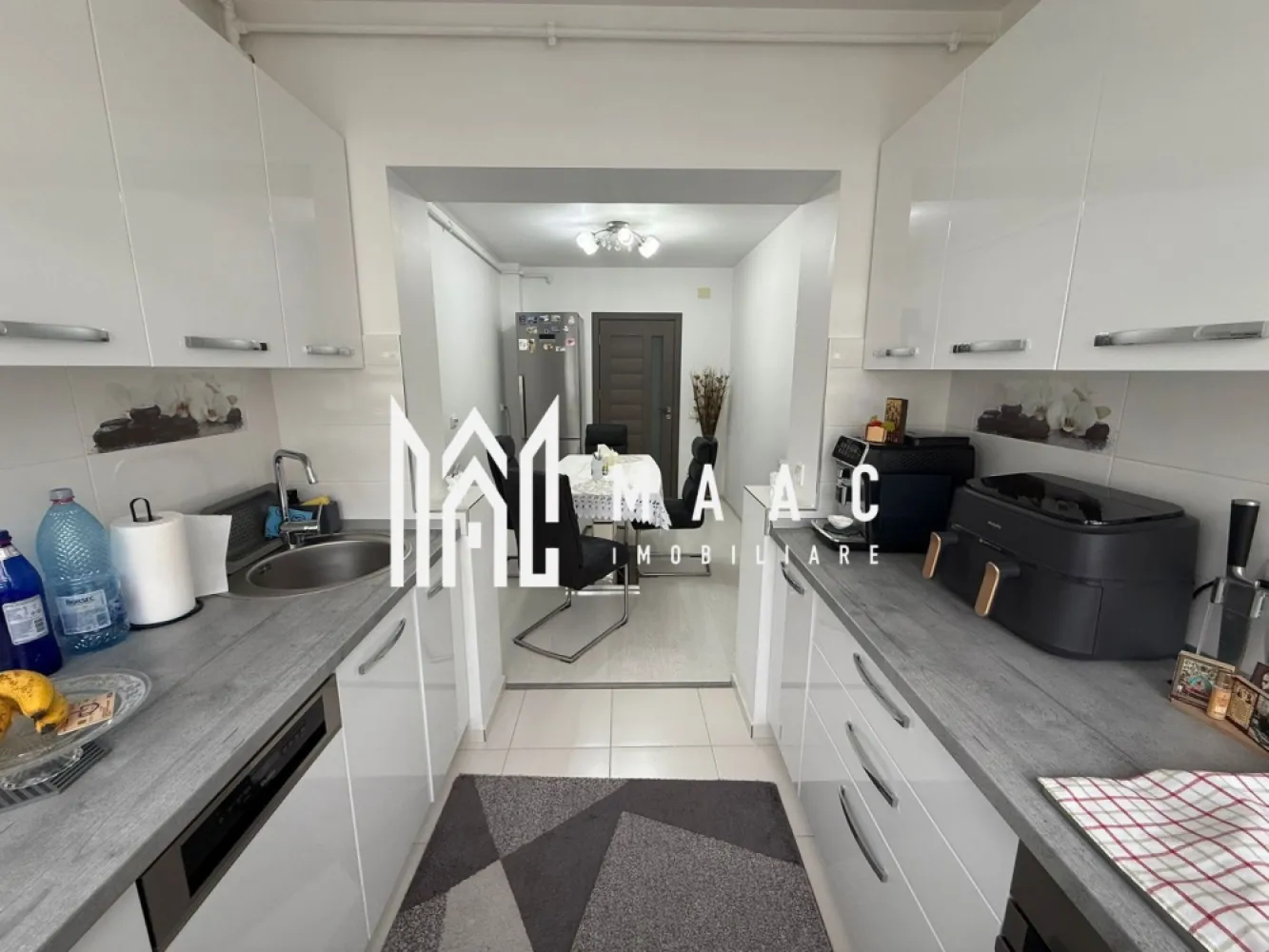 Apartament 2 Camere I 55 MP I Etaj 2 I Terasa I Selimbar - MAAC Imobiliare vă propune spre vânzare un apartament modern cu 2 camere decomandate, situat în Șelimbăr, zona Triaj, una dintre cele mai apreciate și liniștite zone rezidențiale.

Locuința este amplasată la etajul 2 din 3 al unui imobil bine întreținut și are o suprafață utilă de 55 mp, fiind compartimentată eficient pentru un plus de confort și funcționalitate.

Apartamentul dispune de:

 -living spațios și luminos, cu ieșire directă pe terasa de 8 mp;
 -bucătărie modernă, închisă cu ușă;
 -dormitor confortabil;
 -baie cu geam de aerisire;
 -terasă generoasă, ideală pentru relaxare;
 -loc de parcare inclus.

Proprietatea se vinde complet mobilată și utilată modern, fiind amenajată cu bun gust și pregătită pentru mutare imediată. Designul interior este elegant, iar atmosfera apartamentului oferă confort și căldură încă de la prima vizionare.

Zona Triaj din Șelimbăr oferă acces rapid către Sibiu, centre comerciale, magazine, mijloace de transport și alte puncte de interes.

Pentru mai multe detalii sau pentru programarea unei vizionări vă rugăm să menționați telefonic CP3099339 .