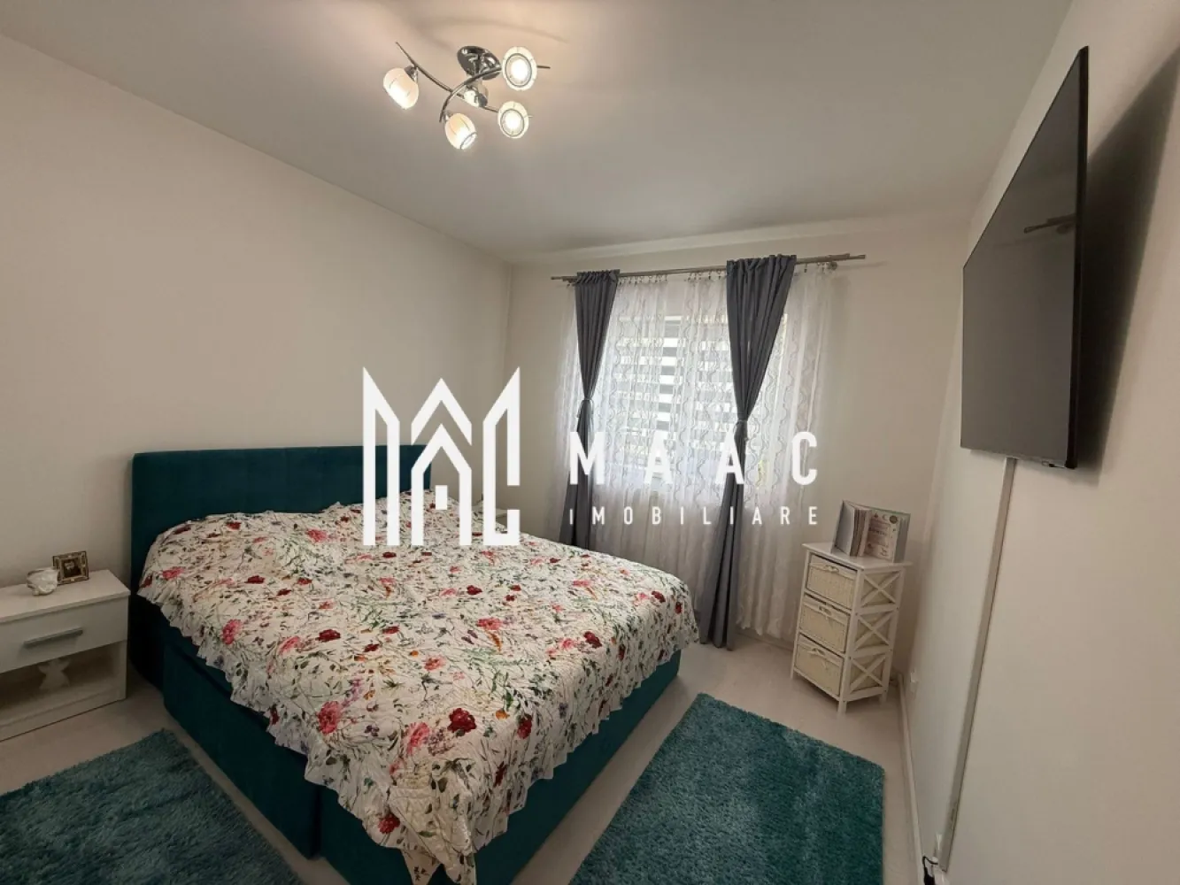 Apartament 2 Camere I 55 MP I Etaj 2 I Terasa I Selimbar - MAAC Imobiliare vă propune spre vânzare un apartament modern cu 2 camere decomandate, situat în Șelimbăr, zona Triaj, una dintre cele mai apreciate și liniștite zone rezidențiale.

Locuința este amplasată la etajul 2 din 3 al unui imobil bine întreținut și are o suprafață utilă de 55 mp, fiind compartimentată eficient pentru un plus de confort și funcționalitate.

Apartamentul dispune de:

 -living spațios și luminos, cu ieșire directă pe terasa de 8 mp;
 -bucătărie modernă, închisă cu ușă;
 -dormitor confortabil;
 -baie cu geam de aerisire;
 -terasă generoasă, ideală pentru relaxare;
 -loc de parcare inclus.

Proprietatea se vinde complet mobilată și utilată modern, fiind amenajată cu bun gust și pregătită pentru mutare imediată. Designul interior este elegant, iar atmosfera apartamentului oferă confort și căldură încă de la prima vizionare.

Zona Triaj din Șelimbăr oferă acces rapid către Sibiu, centre comerciale, magazine, mijloace de transport și alte puncte de interes.

Pentru mai multe detalii sau pentru programarea unei vizionări vă rugăm să menționați telefonic CP3099339 .