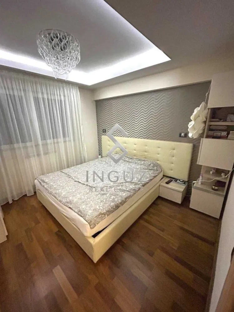 Apartament 2 camere de închiriat – Floreasca, București - Apartament 2 camere de închiriat – Floreasca, București ⬇️ العربية ⬇️
480 € / lună | 47 mp | etaj 1

Apartament cochet și modern de 2 camere, situat în una dintre cele mai verzi și exclusiviste zone din București – Floreasca.
Complet mobilat și utilat, amenajat inteligent pentru confort și funcționalitate de zi cu zi.

• 47 mp
• Etaj 1
• Living luminos
• Dormitor confortabil
• Mobilat și utilat complet
• Dressinguri și spații generoase de depozitare
• Bucătărie complet echipată
• Aer condiționat
• Geamuri termopan
• Zonă liniștită și verde

Locație excelentă, aproape de restaurante, cafenele, magazine și mijloace de transport.
Pentru mai multe detalii sau vizionare, vă rugăm să ne contactați.

شقة غرفتين للإيجار – فلوريسكا، بوخارست
480 € / شهر | 47 متر مربع | الطابق 1

شقة مميزة وحديثة مكونة من غرفتين، تقع في واحدة من أرقى وأكثر المناطق خضرة في بوخارست – فلوريسكا.
الشقة مفروشة ومجهزة بالكامل، وتم تصميمها بشكل عملي ومريح للحياة اليومية.

• 47 متر مربع
• الطابق 1
• غرفة معيشة مشرقة
• غرفة نوم مريحة
• مفروشة ومجهزة بالكامل
• مساحات تخزين واسعة
• مطبخ مجهز بالكامل
• تكييف هواء
• نوافذ عازلة
• منطقة هادئة وخضراء

موقع ممتاز قريب من المطاعم والمقاهي والمحلات ووسائل النقل.
للمزيد من التفاصيل أو لتحديد موعد للمعاينة، يرجى التواصل معنا.