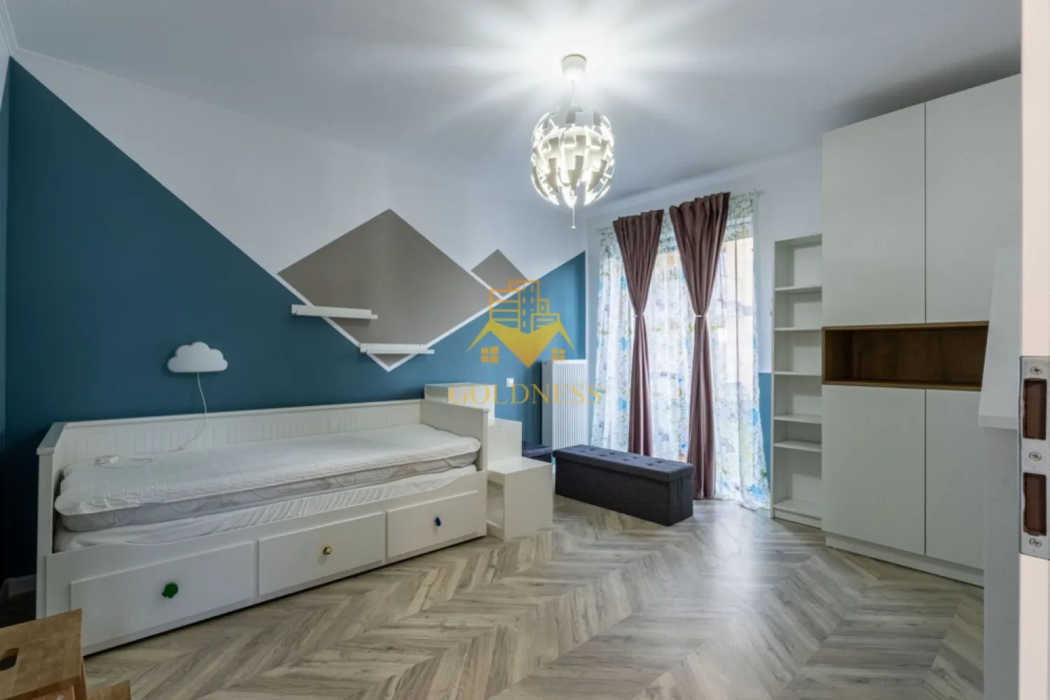 3 camere, Premium, bloc nou, parcare, Andrei Muresanu Zona Sigma, Revo - Goldness Imobiliare propune spre închiriere un apartament cu 3 camere, complet mobilat și utilat, situat la parter înalt într-un imobil nou cu 4 etaje, în cartierul Andrei Mureșanu.
Locuința este compartimentată astfel:
• dormitor matrimonial cu pat de 180 cm, dressing generos, birou și spații de depozitare
• dormitor cu pat dublu de 160 cm, sertare de depozitare și dressing
• living cu bucătărie open-space complet utilată, canapea extensibilă, zonă de dining și TV
• baie principală cu cadă, calorifer port-prosop și dulap de depozitare
• baie de serviciu cu spațiu suplimentar de depozitare
• terasă cu vedere spre oraș și spațiu de depozitare pe balcon
• spațiu de depozitare suplimentar pe hol
Dotări: mașină de spălat vase, plită electrică, mașină de spălat haine și uscător AEG.
Zona oferă acces rapid la stații de transport în comun, magazine, restaurante, spații verzi, farmacii, sală de fitness, locuri de joacă pentru copii și Universitatea Tehnică.
Se poate inchiria parcare subterana cu 50 euro!
Se percepe un comision de 50% din valoarea unei luni de chirie.