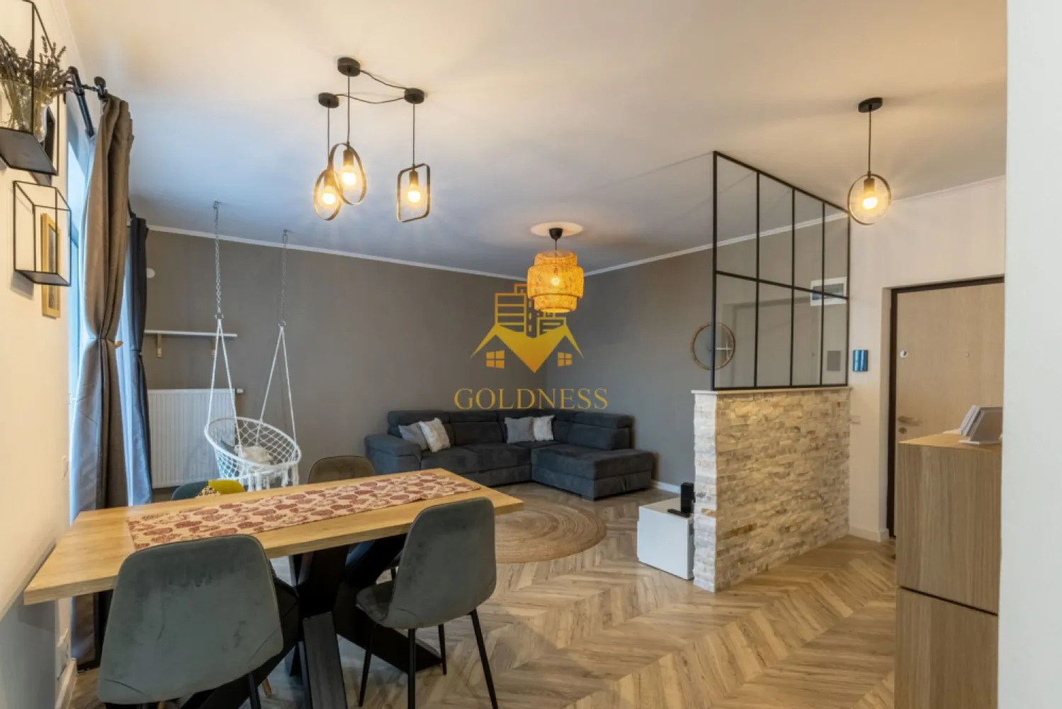 3 camere, Premium, bloc nou, parcare, Andrei Muresanu Zona Sigma, Revo - Goldness Imobiliare propune spre închiriere un apartament cu 3 camere, complet mobilat și utilat, situat la parter înalt într-un imobil nou cu 4 etaje, în cartierul Andrei Mureșanu.
Locuința este compartimentată astfel:
• dormitor matrimonial cu pat de 180 cm, dressing generos, birou și spații de depozitare
• dormitor cu pat dublu de 160 cm, sertare de depozitare și dressing
• living cu bucătărie open-space complet utilată, canapea extensibilă, zonă de dining și TV
• baie principală cu cadă, calorifer port-prosop și dulap de depozitare
• baie de serviciu cu spațiu suplimentar de depozitare
• terasă cu vedere spre oraș și spațiu de depozitare pe balcon
• spațiu de depozitare suplimentar pe hol
Dotări: mașină de spălat vase, plită electrică, mașină de spălat haine și uscător AEG.
Zona oferă acces rapid la stații de transport în comun, magazine, restaurante, spații verzi, farmacii, sală de fitness, locuri de joacă pentru copii și Universitatea Tehnică.
Se poate inchiria parcare subterana cu 50 euro!
Se percepe un comision de 50% din valoarea unei luni de chirie.