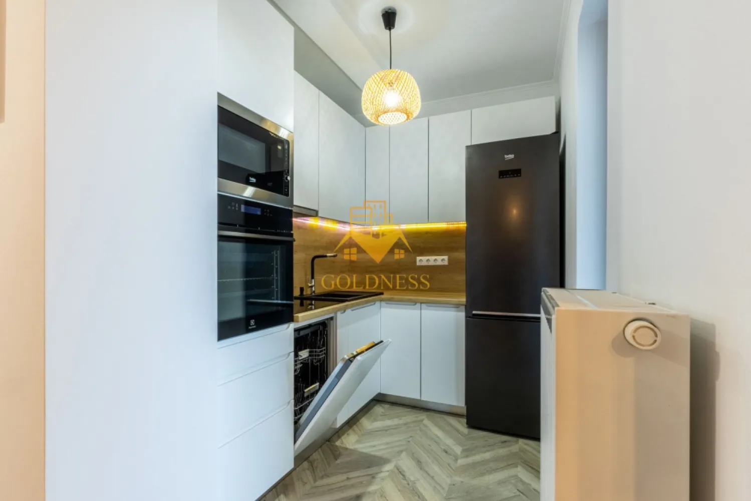 3 camere, Premium, bloc nou, parcare, Andrei Muresanu Zona Sigma, Revo - Goldness Imobiliare propune spre închiriere un apartament cu 3 camere, complet mobilat și utilat, situat la parter înalt într-un imobil nou cu 4 etaje, în cartierul Andrei Mureșanu.
Locuința este compartimentată astfel:
• dormitor matrimonial cu pat de 180 cm, dressing generos, birou și spații de depozitare
• dormitor cu pat dublu de 160 cm, sertare de depozitare și dressing
• living cu bucătărie open-space complet utilată, canapea extensibilă, zonă de dining și TV
• baie principală cu cadă, calorifer port-prosop și dulap de depozitare
• baie de serviciu cu spațiu suplimentar de depozitare
• terasă cu vedere spre oraș și spațiu de depozitare pe balcon
• spațiu de depozitare suplimentar pe hol
Dotări: mașină de spălat vase, plită electrică, mașină de spălat haine și uscător AEG.
Zona oferă acces rapid la stații de transport în comun, magazine, restaurante, spații verzi, farmacii, sală de fitness, locuri de joacă pentru copii și Universitatea Tehnică.
Se poate inchiria parcare subterana cu 50 euro!
Se percepe un comision de 50% din valoarea unei luni de chirie.