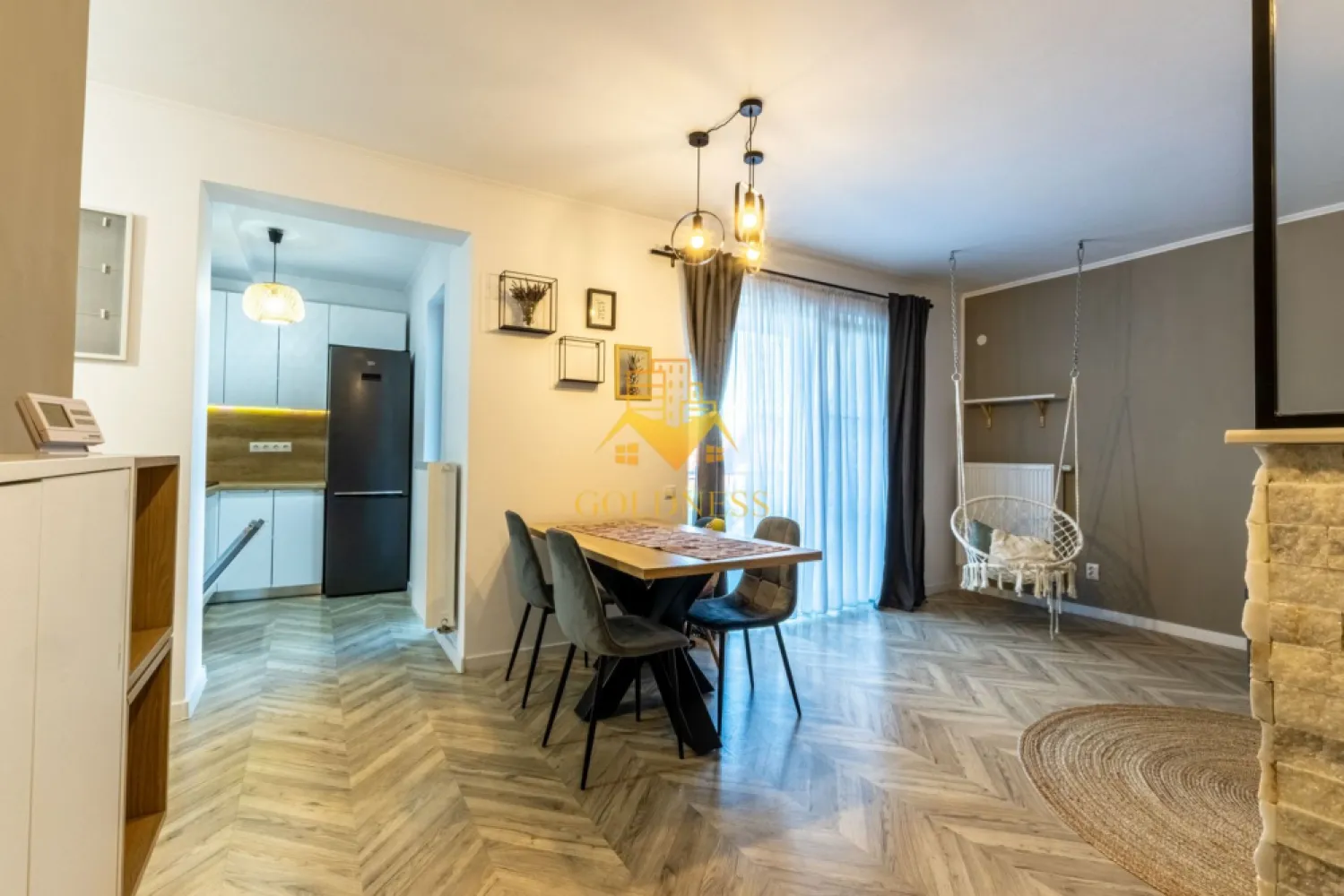 3 camere, Premium, bloc nou, parcare, Andrei Muresanu Zona Sigma, Revo - Goldness Imobiliare propune spre închiriere un apartament cu 3 camere, complet mobilat și utilat, situat la parter înalt într-un imobil nou cu 4 etaje, în cartierul Andrei Mureșanu.
Locuința este compartimentată astfel:
• dormitor matrimonial cu pat de 180 cm, dressing generos, birou și spații de depozitare
• dormitor cu pat dublu de 160 cm, sertare de depozitare și dressing
• living cu bucătărie open-space complet utilată, canapea extensibilă, zonă de dining și TV
• baie principală cu cadă, calorifer port-prosop și dulap de depozitare
• baie de serviciu cu spațiu suplimentar de depozitare
• terasă cu vedere spre oraș și spațiu de depozitare pe balcon
• spațiu de depozitare suplimentar pe hol
Dotări: mașină de spălat vase, plită electrică, mașină de spălat haine și uscător AEG.
Zona oferă acces rapid la stații de transport în comun, magazine, restaurante, spații verzi, farmacii, sală de fitness, locuri de joacă pentru copii și Universitatea Tehnică.
Se poate inchiria parcare subterana cu 50 euro!
Se percepe un comision de 50% din valoarea unei luni de chirie.