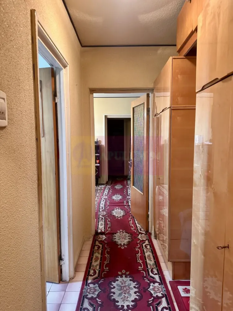 Apartament 3 camere -Soseua Iancului - Compania imobiliara Apulum94 va propune un apartament de 3 camere confort 1 ,decomandat, etajul 10/11 situaut pe Soseua Iancului , intrare stradala, bloc 1977,anvelopat ,scara intretinuta si monitorizata video .Apartamentul este rapid eliberabil, are o suprafata utila de 765mp si un balcon generos de 12 mp rezultand o suprafata totala de 77 mp.
 Pentru mai multe detalii sau o eventuala vizionare a apartamentului va rog sunati la numarul de telefon 0733683454- Dorin Dinu / Apulum94.