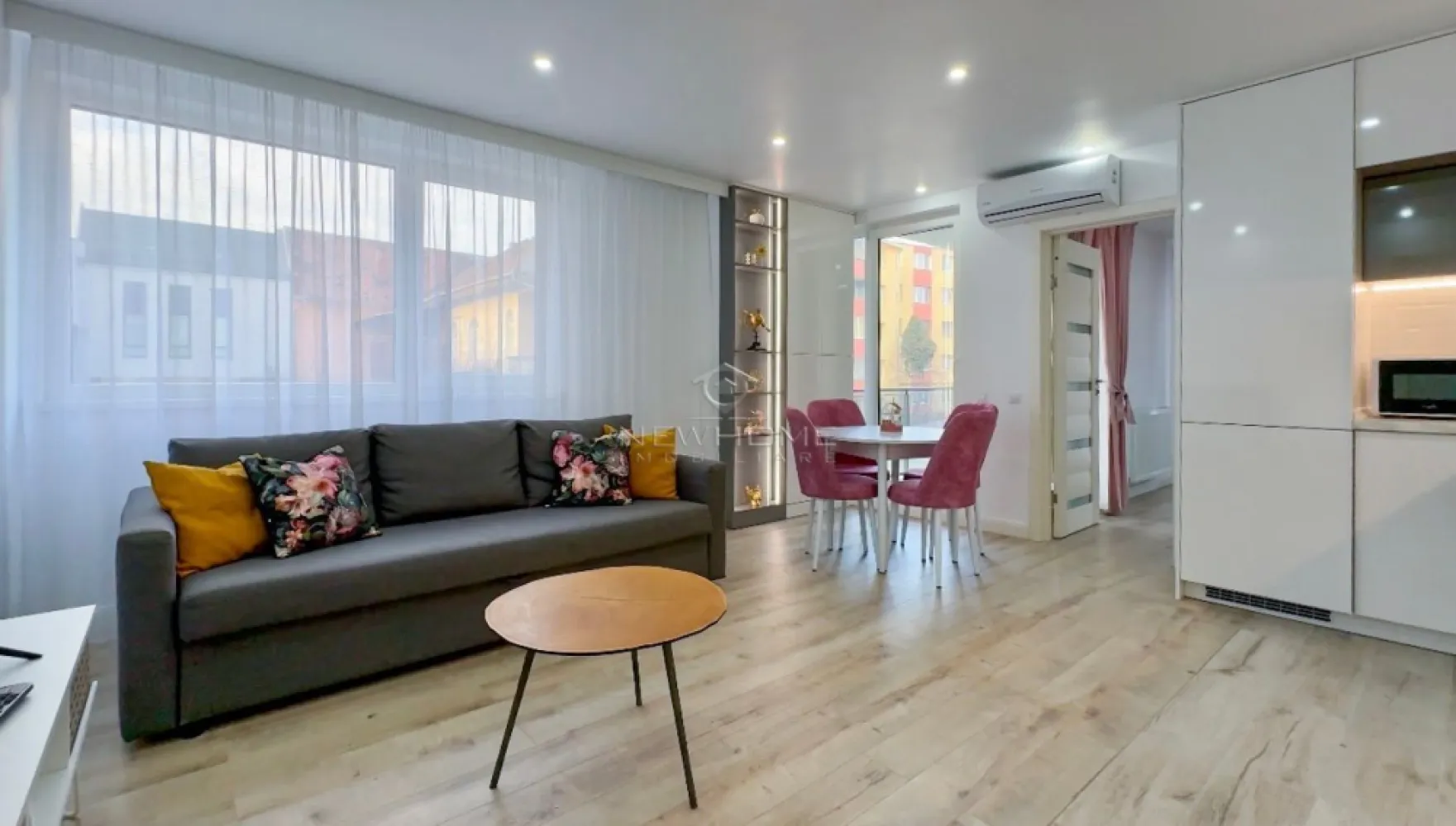 Apartament cu 3 camere de vânzare în zona Centrală - NewHOME Imobiliare ofera in EXCLUSIVITATE spre vanzare apartament modern cu 3 camere. Situat in zona CENTRALĂ. Apartamentul este amplasat la etajul 1 din 5 intr-un imobil nou finalizat in anul 2020, dispune de suprafata utilă 60 mp + 5 balcon. Compartimentat astfel: hol, living impreuna cu bucataria, 2 dormitoare, 1 baie, 1 balcon, obtional loc de PARCARE subteran la pretul de 15.000 euro. Pentru confortul Dvs. se vinde complet mobilat/utilat, cum se vede in poze, dotat cu centrala termica proprie, AER condiționat, electrocasnice de calitate. Avand in vedere poziția si avantajele zonei este una de mare interes, fiind in apropiere de centrul orasului, mijloacele de transport in comun, magazine alimentare, scoli/ gradinite, farmacii, banci etc. Pentru mai multe informatii si pentru a programa o vizionare, contactati-ne cu incredere!