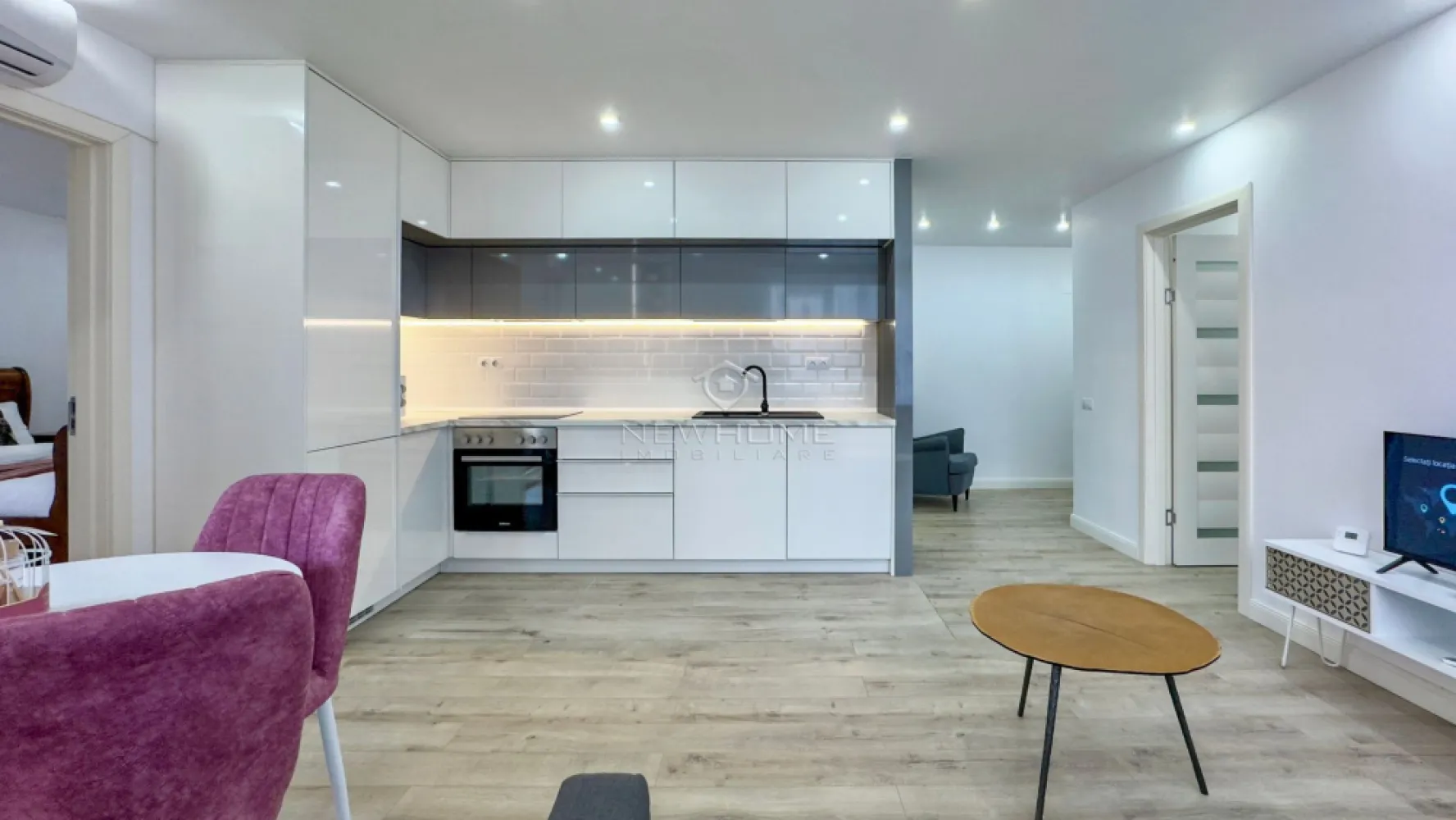 Apartament cu 3 camere de vânzare în zona Centrală - NewHOME Imobiliare ofera in EXCLUSIVITATE spre vanzare apartament modern cu 3 camere. Situat in zona CENTRALĂ. Apartamentul este amplasat la etajul 1 din 5 intr-un imobil nou finalizat in anul 2020, dispune de suprafata utilă 60 mp + 5 balcon. Compartimentat astfel: hol, living impreuna cu bucataria, 2 dormitoare, 1 baie, 1 balcon, obtional loc de PARCARE subteran la pretul de 15.000 euro. Pentru confortul Dvs. se vinde complet mobilat/utilat, cum se vede in poze, dotat cu centrala termica proprie, AER condiționat, electrocasnice de calitate. Avand in vedere poziția si avantajele zonei este una de mare interes, fiind in apropiere de centrul orasului, mijloacele de transport in comun, magazine alimentare, scoli/ gradinite, farmacii, banci etc. Pentru mai multe informatii si pentru a programa o vizionare, contactati-ne cu incredere!