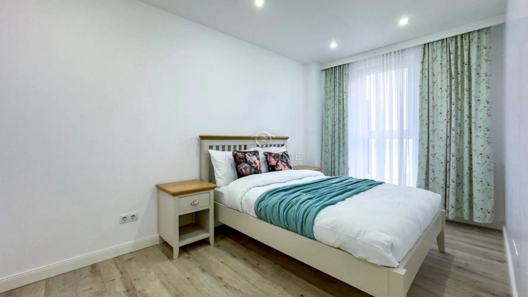 Apartament cu 3 camere de vânzare în zona Centrală - NewHOME Imobiliare ofera in EXCLUSIVITATE spre vanzare apartament modern cu 3 camere. Situat in zona CENTRALĂ. Apartamentul este amplasat la etajul 1 din 5 intr-un imobil nou finalizat in anul 2020, dispune de suprafata utilă 60 mp + 5 balcon. Compartimentat astfel: hol, living impreuna cu bucataria, 2 dormitoare, 1 baie, 1 balcon, obtional loc de PARCARE subteran la pretul de 15.000 euro. Pentru confortul Dvs. se vinde complet mobilat/utilat, cum se vede in poze, dotat cu centrala termica proprie, AER condiționat, electrocasnice de calitate. Avand in vedere poziția si avantajele zonei este una de mare interes, fiind in apropiere de centrul orasului, mijloacele de transport in comun, magazine alimentare, scoli/ gradinite, farmacii, banci etc. Pentru mai multe informatii si pentru a programa o vizionare, contactati-ne cu incredere!