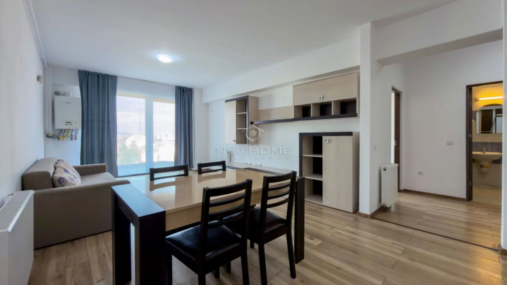 Apartament 2 camere PARCARE, zona Centru NTT Data - NewHOME Imobiliare ofera in EXCLUSIVITATE spre inchiriere un apartament modern cu 2 camere, situat in ansamblul residence PRIME, zona CENTRALA, NTT Data, Pieta Mihai Viteazu. Apartamentul este situat intr un imobil nou finalizat in anul 2020, amplasat la etajul 4 din 6, avand suprafata utilă 55 mp + balcon 8 mp. Compus din: hol, living open space impreuna cu bucataria, dormitor, baie, balcon, loc de PARCARE subteran la pretul de 50 euro pe luna. Pentru confortul Dvs. este dotat cu centrala termica proprie. Avand in vedere poziția si avantajele zonei este de mare interes, fiind aproape de mijloacele de transport in comun si alye puncte de interes din centrul orasului. Pentru mai multe informatii si pentru a programa o vizionare, contactati-ne cu incredere!