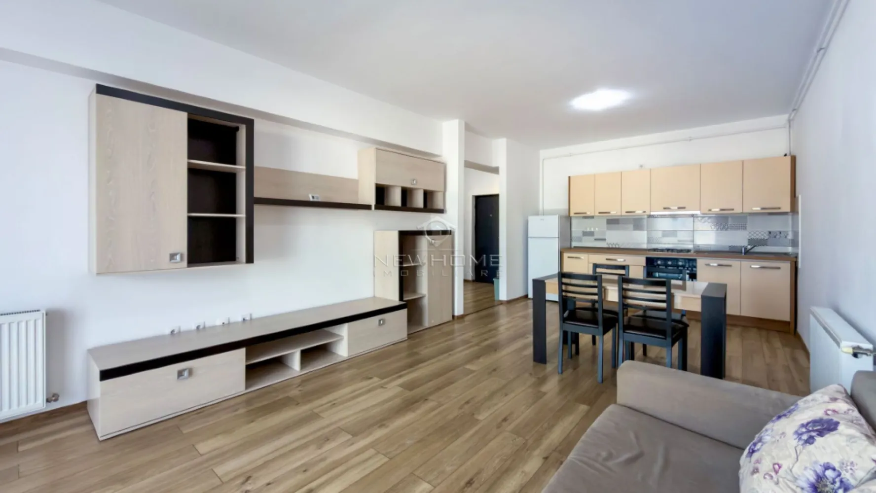 Apartament 2 camere PARCARE, zona Centru NTT Data - NewHOME Imobiliare ofera in EXCLUSIVITATE spre inchiriere un apartament modern cu 2 camere, situat in ansamblul residence PRIME, zona CENTRALA, NTT Data, Pieta Mihai Viteazu. Apartamentul este situat intr un imobil nou finalizat in anul 2020, amplasat la etajul 4 din 6, avand suprafata utilă 55 mp + balcon 8 mp. Compus din: hol, living open space impreuna cu bucataria, dormitor, baie, balcon, loc de PARCARE subteran la pretul de 50 euro pe luna. Pentru confortul Dvs. este dotat cu centrala termica proprie. Avand in vedere poziția si avantajele zonei este de mare interes, fiind aproape de mijloacele de transport in comun si alye puncte de interes din centrul orasului. Pentru mai multe informatii si pentru a programa o vizionare, contactati-ne cu incredere!