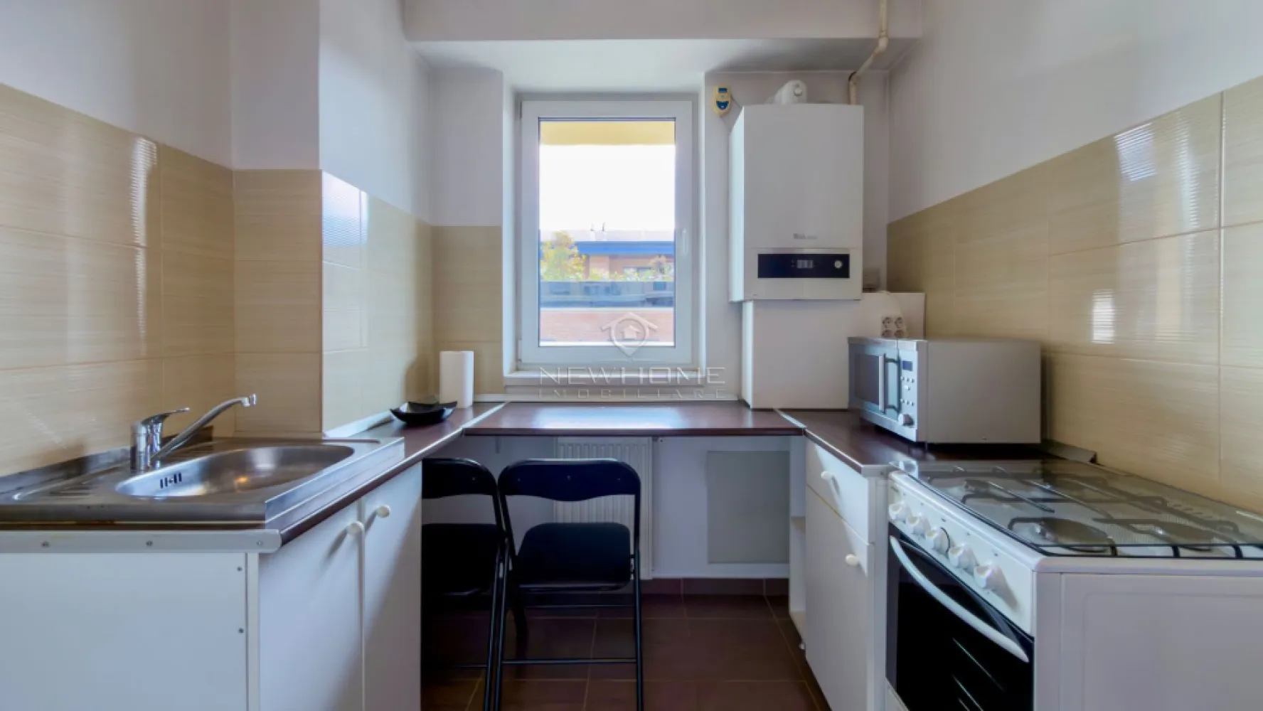 Apartament de vanzare 1 camera, zona Iulius Mall, FSEGA - NewHOME Imobiliare ofera in EXCLUSIVITATE spre vanzare apartament modern cu 1 camera, situat in cartierul Gheorgheni, zona Iulius Mall. Apartamentul este amplasat la etajul 6 din 8, intr un imobil construit in anul 2015. Apartamentul dispune de suprafata utila de 39 mp. + 7 mp. balcon. Se vinde complet utilat si mobilat, dotat cu centrala termica proprie. Avand in vedere poziția si avantajele zonei este de mare interes, datorita pozitionarii fiind in apropiere de centrul comercial Iulius Mall, Business centre, facultatea FSEGA, Porsche Engineering, Iulius Park, lacul Gheorgheni, baza Sportiva, etc. Pentru mai multe informatii si pentru a programa o vizionare, contactati-ne cu incredere!