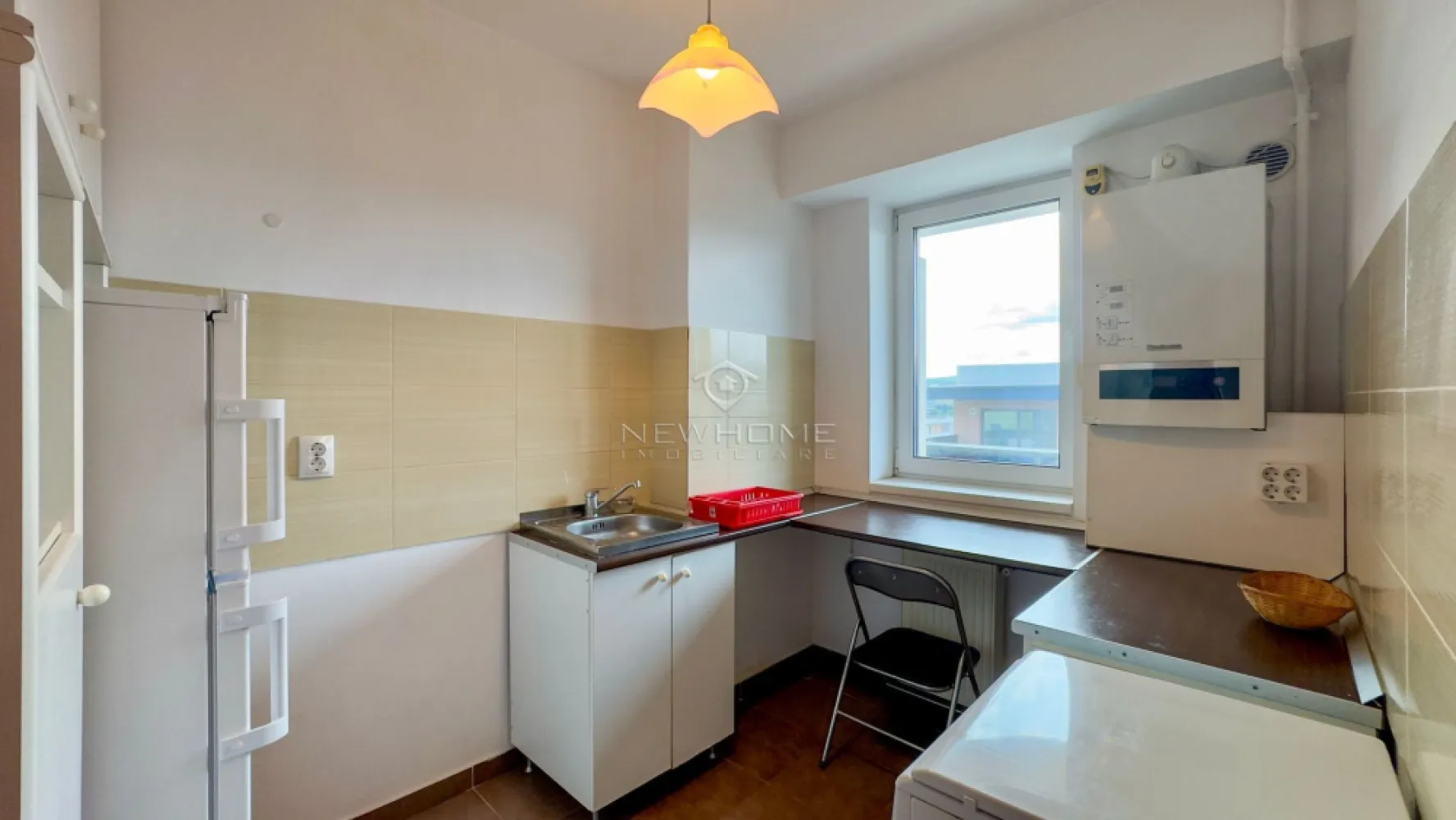 Apartament de vanzare 1 camera, zona Iulius Mall, FSEGA - NewHOME Imobiliare ofera in EXCLUSIVITATE spre vanzare apartament modern cu 1 camera, situat in cartierul Gheorgheni, zona Iulius Mall. Apartamentul este amplasat la etajul 6 din 8, dispune de suprafata utila de 39 mp. + 7 mp. balcon. Se vinde complet utilat si mobilat, dotat cu centrala termica proprie. Avand in vedere poziția si avantajele zonei este de mare interes, datorita pozitionarii fiind in apropiere de centrul comercial Iulius Mall, Business centre, facultatea FSEGA, Porsche Engineering, Iulius Park, lacul Gheorgheni, baza Sportiva, etc. Pentru mai multe informatii si pentru a programa o vizionare, contactati-ne cu incredere!