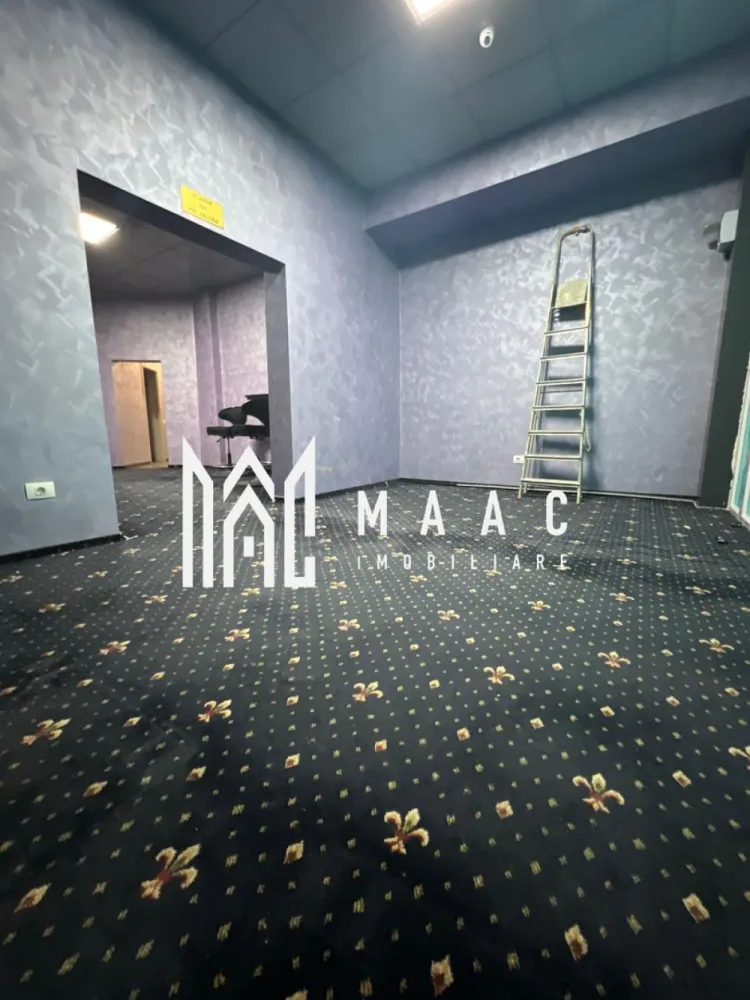 Spatiu Comercial | Ostroveni | Casa Stiintei - MAAC Imobiliare vă propune spre închiriere un spațiu comercial cu potențial excelent, situat în Râmnicu Vâlcea, cartier Ostroveni, într-o zonă intens circulată pietonal.

Spațiul are o suprafață utilă de 65 mp și este compartimentat eficient în 3 camere, grup sanitar, beneficiind de o vitrină stradală generoasă de aproximativ 10 mp, ideală pentru vizibilitate și promovare.

Imobilul se pretează pentru multiple tipuri de activități comerciale (birouri, salon, cabinet, magazin, punct de servicii etc.), iar locurile de parcare sunt disponibile chiar în fața clădirii, un avantaj important pentru clienți.

Zonă cu trafic pietonal intens
Vizibilitate foarte bună
Compartimentare practică
Posibilitate de reamenajare – se oferă perioadă de grație de 30 de zile

Condiții de închiriere:

* Chirie: 700 euro/lună + TVA
* Garanție: 1 lună de chirie
* Contract flexibil, ideal pentru dezvoltarea unei afaceri

Pentru mai multe detalii sau pentru programarea unei vizionări, MAAC Imobiliare vă stă la dispoziție.

id: CP2864890