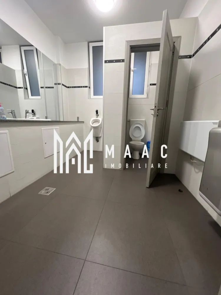 Spatiu Comercial | Ostroveni | Casa Stiintei - MAAC Imobiliare vă propune spre închiriere un spațiu comercial cu potențial excelent, situat în Râmnicu Vâlcea, cartier Ostroveni, într-o zonă intens circulată pietonal.

Spațiul are o suprafață utilă de 65 mp și este compartimentat eficient în 3 camere, grup sanitar, beneficiind de o vitrină stradală generoasă de aproximativ 10 mp, ideală pentru vizibilitate și promovare.

Imobilul se pretează pentru multiple tipuri de activități comerciale (birouri, salon, cabinet, magazin, punct de servicii etc.), iar locurile de parcare sunt disponibile chiar în fața clădirii, un avantaj important pentru clienți.

Zonă cu trafic pietonal intens
Vizibilitate foarte bună
Compartimentare practică
Posibilitate de reamenajare – se oferă perioadă de grație de 30 de zile

Condiții de închiriere:

* Chirie: 700 euro/lună + TVA
* Garanție: 1 lună de chirie
* Contract flexibil, ideal pentru dezvoltarea unei afaceri

Pentru mai multe detalii sau pentru programarea unei vizionări, MAAC Imobiliare vă stă la dispoziție.

id: CP2864890