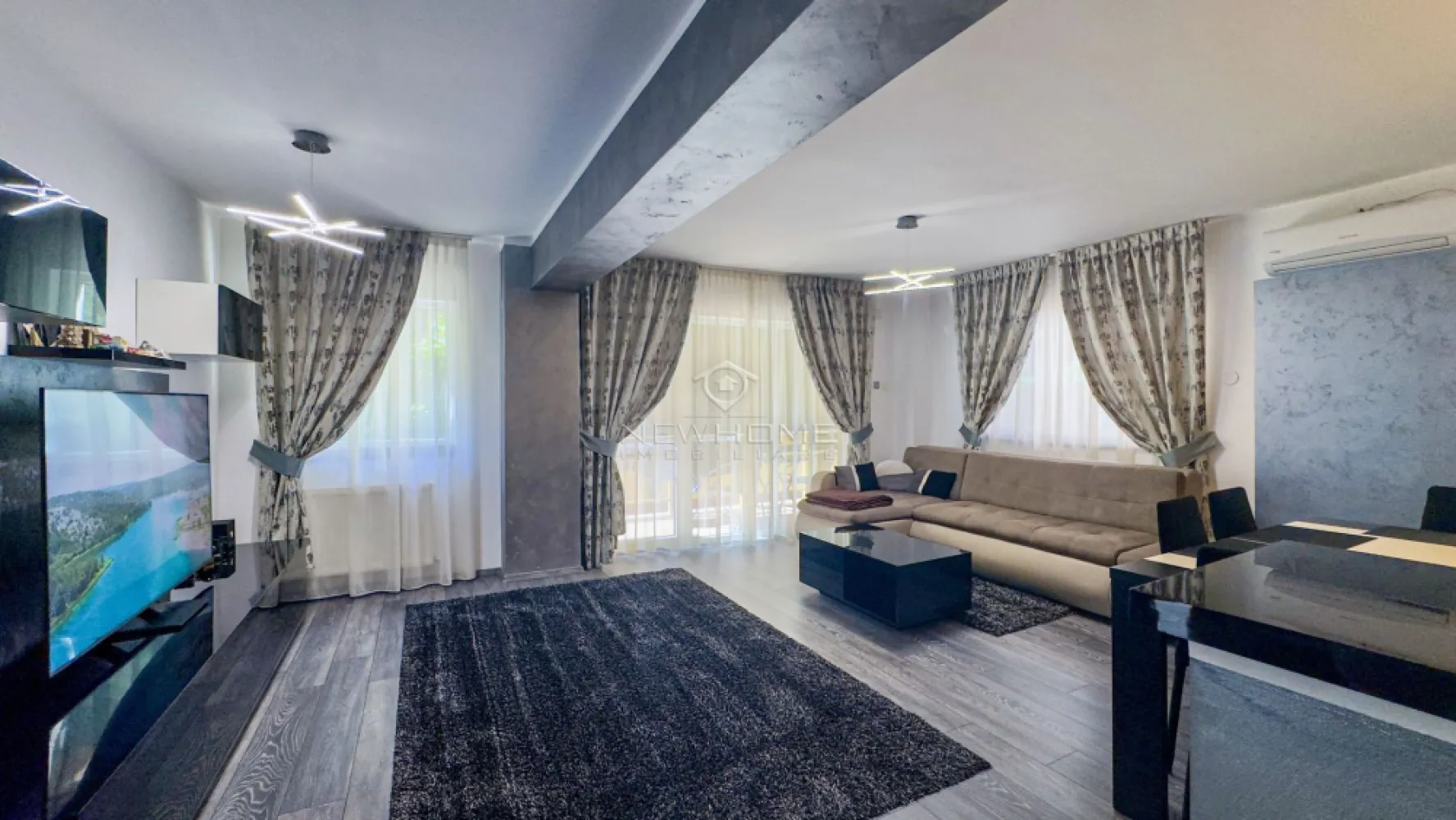 Apartament 3 camere 90 mp, 20 mp terasa, 90 mp gradina - NewHOME Imobiliare ofera in EXCLUSIVITATE spre vanzare, apartament modern cu 3 camere, situat in cartierul Buna Ziua intr-o zona linistita. Apartamentul este amplasat la parterul inalt al unui imobil construit in anul 2015. Compus din: hol, living openspace impreuna cu bucatariea, 2 dormitoare, 2 bai, 2 balcoane, se poate achiziționa și loc de PARCARE subteran, boxa pentru depozitare la prețul de 18.000 euro. Dispune de suprafata utila de 90 mp, 20 mp terase, 90 mp de gradina. Pentru confortul Dvs. se vinde complet mobilat/utilat, dotat cu centrala termica proprie, AER conditionat, electrocasnice de calitate. Avand in vedere poziția si avantajele zonei este una de mare interes, fiind in apropire de transport in comun, magazine alimentare, farmacii, banci etc. Pentru mai multe informatii si pentru a programa o vizionare, contactati-ne cu incredere!
