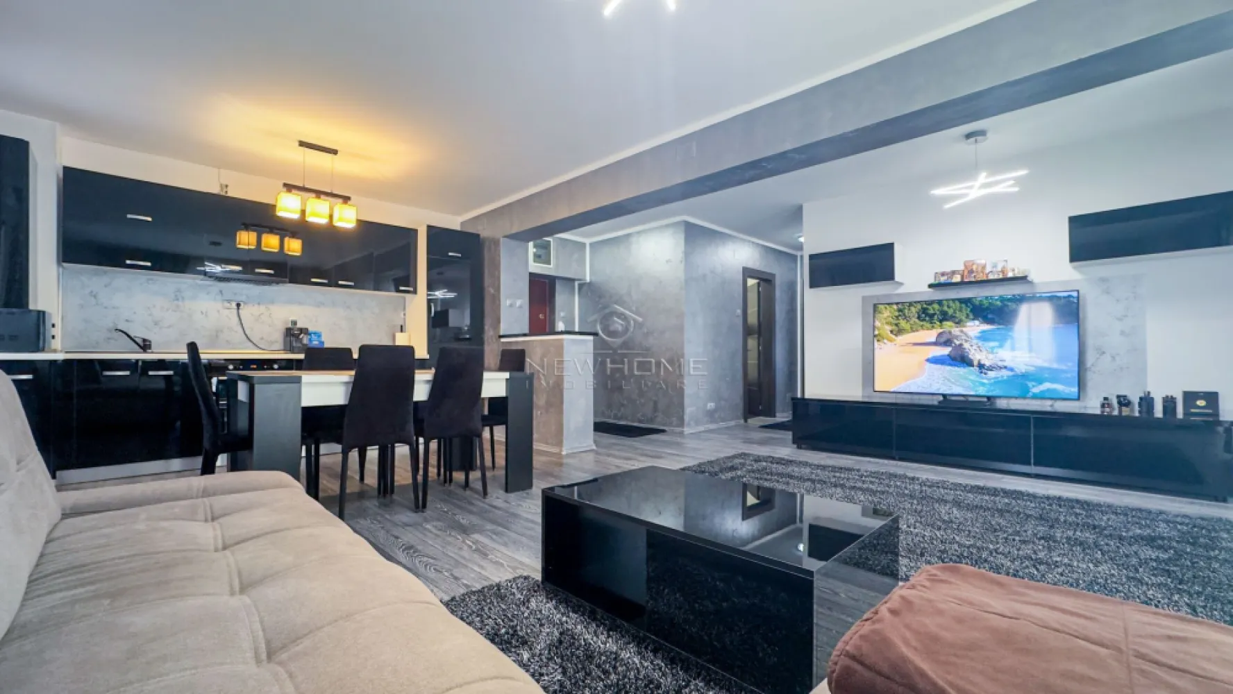 Apartament 3 camere 90 mp, 20 mp terasa, 90 mp gradina - NewHOME Imobiliare ofera in EXCLUSIVITATE spre vanzare, apartament modern cu 3 camere, situat in cartierul Buna Ziua intr-o zona linistita. Apartamentul este amplasat la parterul inalt al unui imobil construit in anul 2015. Compus din: hol, living openspace impreuna cu bucatariea, 2 dormitoare, 2 bai, 2 balcoane, se poate achiziționa și loc de PARCARE subteran, boxa pentru depozitare la prețul de 18.000 euro. Dispune de suprafata utila de 90 mp, 20 mp terase, 90 mp de gradina. Pentru confortul Dvs. se vinde complet mobilat/utilat, dotat cu centrala termica proprie, AER conditionat, electrocasnice de calitate. Avand in vedere poziția si avantajele zonei este una de mare interes, fiind in apropire de transport in comun, magazine alimentare, farmacii, banci etc. Pentru mai multe informatii si pentru a programa o vizionare, contactati-ne cu incredere!