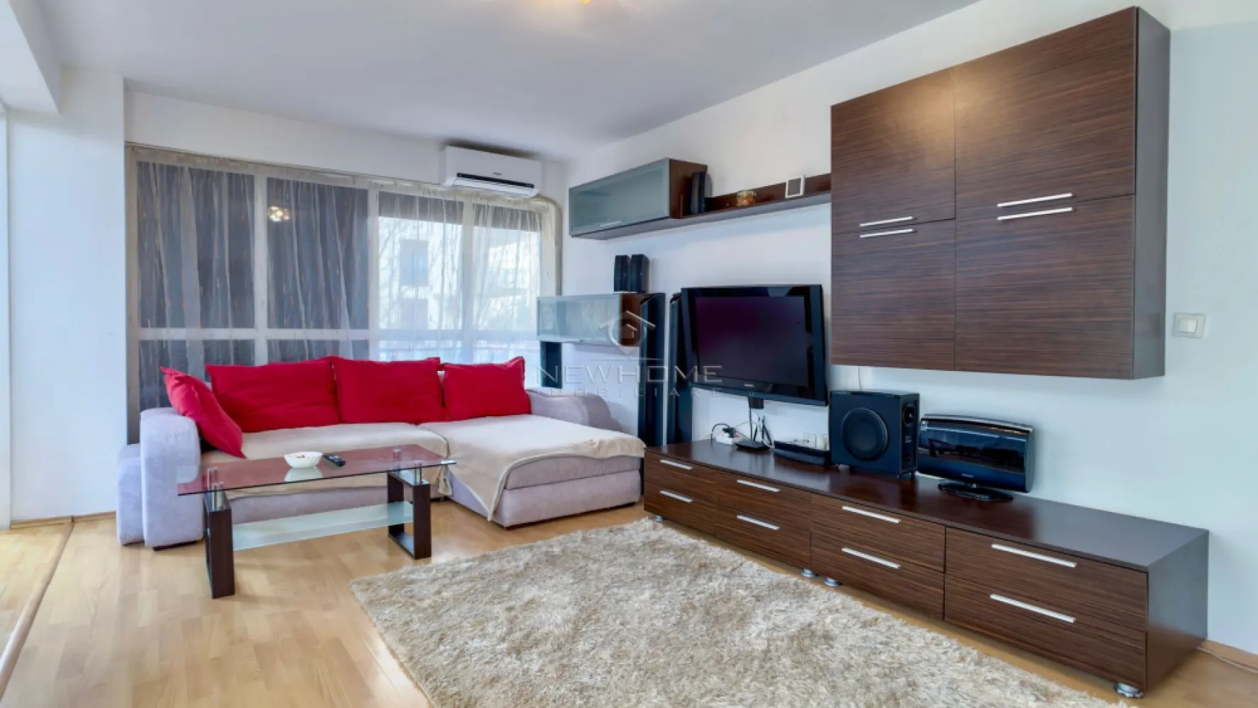 Apartamentul 2 camere, Parcare, zona Iulius Mall - NewHOME imobiliare ofera in EXCLUSIVITATE spre vanzare apartament modern cu 2 camere semidecomandat, zona Iulius Mall. Apartamentul dispune de suprafata utila de 62 mp + balcon 8 mp. Amplasat la etajul 1 din 8 al unui imobil construit in anul 2008. Compartimentat astfel: hol, living, bucatarie, dormitor, baie, balcon. Posibilitate de a achiziționa și locul de PARCARE subteran la prețul de 15.000 euro. Pentru confortul Dvs. se vinde complet mobilat și utilat. Dotat cu centrala termica proprie noua, AER conditionat, electrocasnice de calitate, masina de spalat haine, plita, hota, cuptor electric, frigider, TV. etc. Avand in vedere poziția si avantajele, zona este una de mare interes, fiind in apropiere de centrul comercial Iulius Mall, Porsche Engineering, facultatea FSEGA, Business centre, Iulius Park, etc. Pentru mai multe informatii si pentru a programa o vizionare, contactati-ne cu incredere!