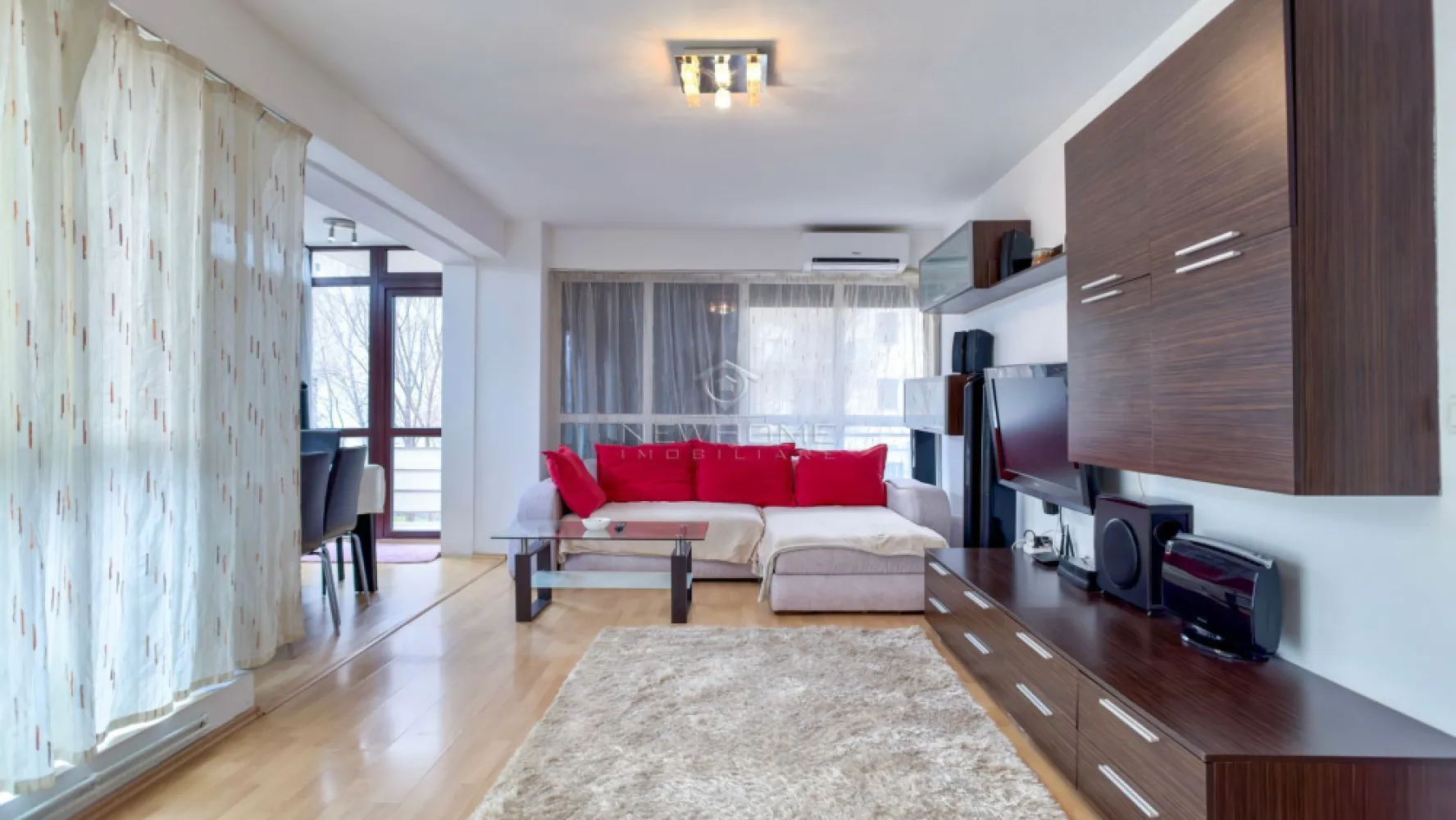 Apartamentul 2 camere, Parcare, zona Iulius Mall - NewHOME imobiliare ofera in EXCLUSIVITATE spre vanzare apartament modern cu 2 camere semidecomandat, zona Iulius Mall. Apartamentul dispune de suprafata utila de 62 mp + balcon 8 mp. Amplasat la etajul 1 din 8 al unui imobil construit in anul 2008. Compartimentat astfel: hol, living, bucatarie, dormitor, baie, balcon. Posibilitate de a achiziționa și locul de PARCARE subteran la prețul de 15.000 euro. Pentru confortul Dvs. se vinde complet mobilat și utilat. Dotat cu centrala termica proprie noua, AER conditionat, electrocasnice de calitate, masina de spalat haine, plita, hota, cuptor electric, frigider, TV. etc. Avand in vedere poziția si avantajele, zona este una de mare interes, fiind in apropiere de centrul comercial Iulius Mall, Porsche Engineering, facultatea FSEGA, Business centre, Iulius Park, etc. Pentru mai multe informatii si pentru a programa o vizionare, contactati-ne cu incredere!