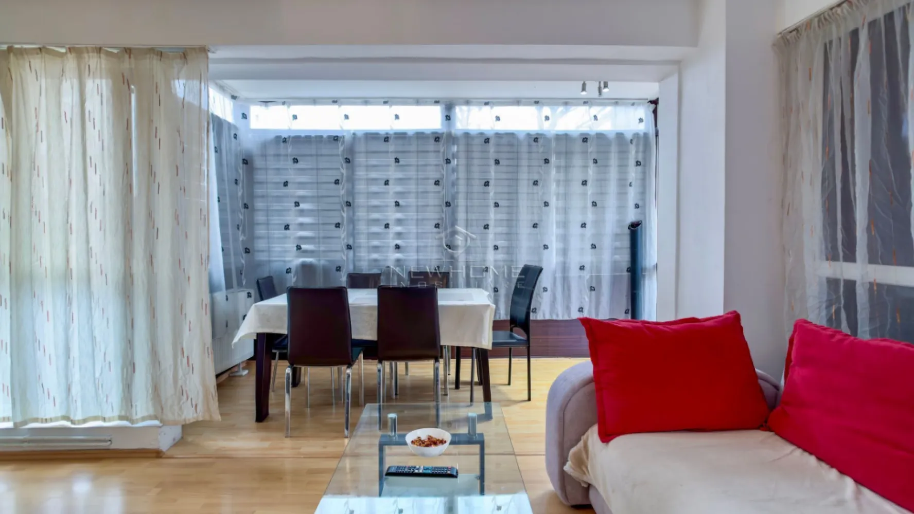 Apartamentul 2 camere, Parcare, zona Iulius Mall - NewHOME imobiliare ofera in EXCLUSIVITATE spre vanzare apartament modern cu 2 camere semidecomandat, zona Iulius Mall. Apartamentul dispune de suprafata utila de 62 mp + balcon 8 mp. Amplasat la etajul 1 din 8 al unui imobil construit in anul 2008. Compartimentat astfel: hol, living, bucatarie, dormitor, baie, balcon. Posibilitate de a achiziționa și locul de PARCARE subteran la prețul de 15.000 euro. Pentru confortul Dvs. se vinde complet mobilat și utilat. Dotat cu centrala termica proprie noua, AER conditionat, electrocasnice de calitate, masina de spalat haine, plita, hota, cuptor electric, frigider, TV. etc. Avand in vedere poziția si avantajele, zona este una de mare interes, fiind in apropiere de centrul comercial Iulius Mall, Porsche Engineering, facultatea FSEGA, Business centre, Iulius Park, etc. Pentru mai multe informatii si pentru a programa o vizionare, contactati-ne cu incredere!