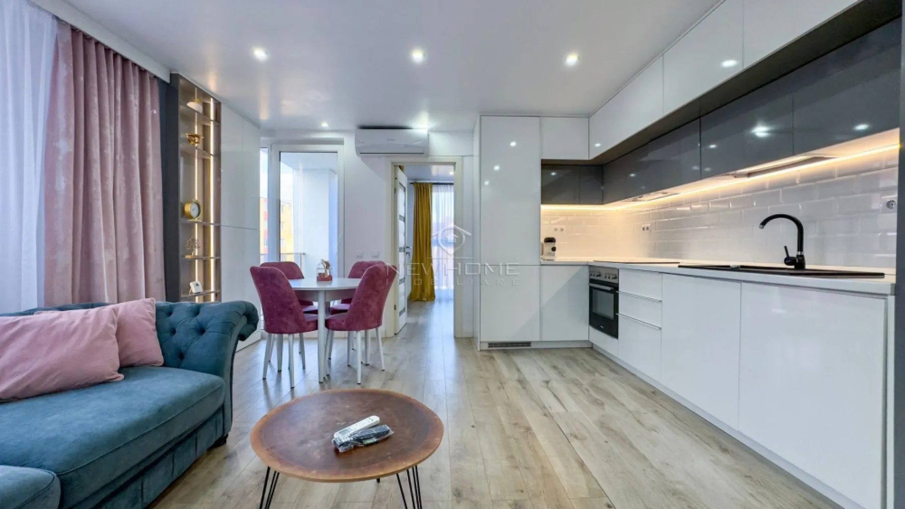 Apartament cu 3 camere de vânzare în zona Centrală - NewHOME Imobiliare ofera in EXCLUSIVITATE spre vanzare apartament modern cu 3 camere. Situat in zona CENTRALĂ. Apartamentul este amplasat la etajul 2 din 5 intr-un imobil nou finalizat in anul 2020, dispune de suprafata utilă 60 mp + 5 balcon. Compartimentat astfel: hol, living impreuna cu bucataria, 2 dormitoare, 1 baie, 1 balcon, obtional loc de PARCARE subteran la pretul de 15.000 euro. Pentru confortul Dvs. se vinde complet mobilat/utilat, cum se vede in poze, dotat cu centrala termica proprie, AER condiționat, electrocasnice de calitate. Avand in vedere poziția si avantajele zonei este una de interes maxim, fiind in apropiere de centrul orasului, mijloacele de transport in comun, magazine alimentare, scoli/ gradinite, farmacii, banci etc. Pentru mai multe informatii si pentru a programa o vizionare, contactati-ne cu incredere!