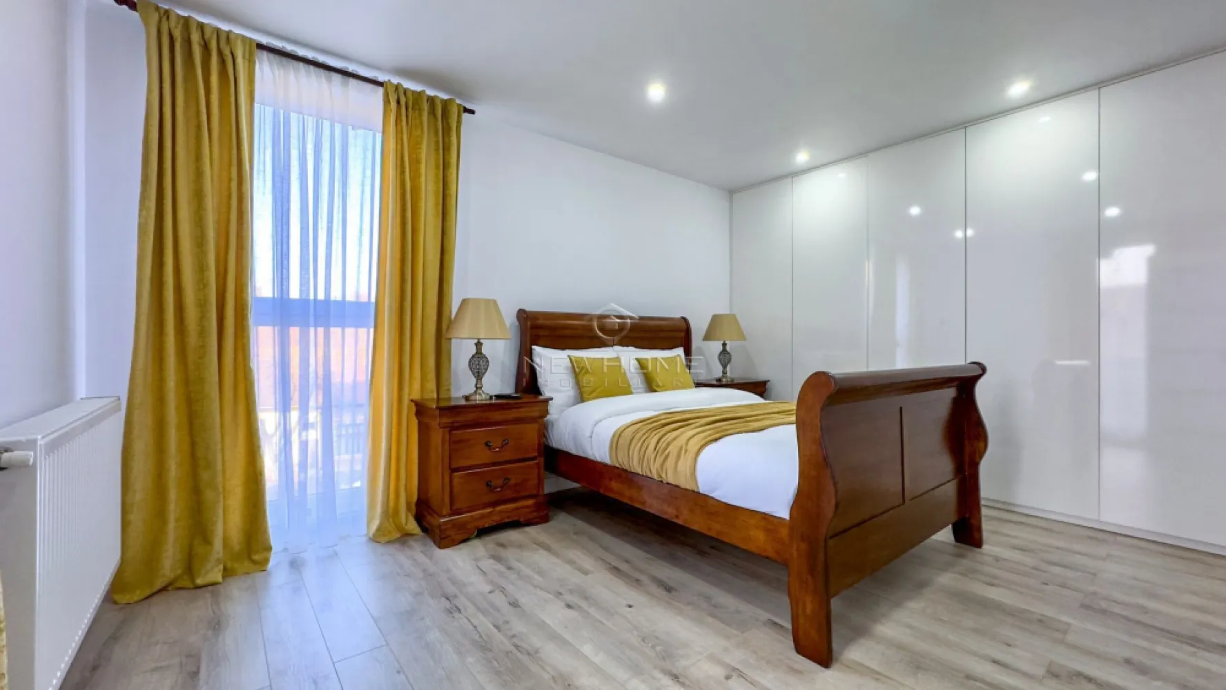 Apartament cu 3 camere de vânzare în zona Centrală - NewHOME Imobiliare ofera in EXCLUSIVITATE spre vanzare apartament modern cu 3 camere. Situat in zona CENTRALĂ. Apartamentul este amplasat la etajul 2 din 5 intr-un imobil nou finalizat in anul 2020, dispune de suprafata utilă 60 mp + 5 balcon. Compartimentat astfel: hol, living impreuna cu bucataria, 2 dormitoare, 1 baie, 1 balcon, obtional loc de PARCARE subteran la pretul de 15.000 euro. Pentru confortul Dvs. se vinde complet mobilat/utilat, cum se vede in poze, dotat cu centrala termica proprie, AER condiționat, electrocasnice de calitate. Avand in vedere poziția si avantajele zonei este una de interes maxim, fiind in apropiere de centrul orasului, mijloacele de transport in comun, magazine alimentare, scoli/ gradinite, farmacii, banci etc. Pentru mai multe informatii si pentru a programa o vizionare, contactati-ne cu incredere!