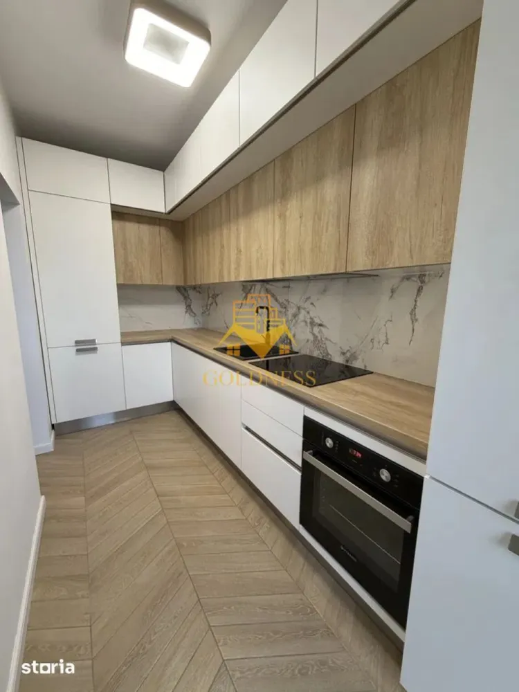 2 camere, Parcare subterana, Central, NTT, Bosch, Pta Mihai Viteazu - GOLDNESS Imobiliare vă propune spre închiriere un apartament cu 2 camere open-space complet mobilat și utilat, la etajul 3 într-un imobil de 6 etaje, în Zona Centrala, in apropiere de Piata Mihai Viteazul, BOSCH, NTT.
Dispune de loc de parcare subteran!
Se află în apropierea stațiilor de transport în comun, magazine, restaurante, spații verzi, farmacii, etc. 

Apartamentul este compartimentat astfel:
 - dormitor cu pat matrimonial, dressing, noptiere
 - living cu bucatarie open space complet utilată și mobilată, canapea extensibilă, loc de servit masa, spatii de depozitare, TV
 - baie cu cada, calorifer port prosop și dulap pentru depozitare.
 - balcon de 5mp.

Imobilul este dotat cu toate cele necesare- centrală proprie, frigider, aragaz, hotă, mașină de spălat haine, aer conditionat, masina de spalat vase, etc. 
Dacă sunteți interesați de acest apartament și doriți să îl vizionați, dar și pentru alte oferte nu ezitați să ne contactați telefonic sau prin e-mail. Vă stăm la dispoziție.

Pentru intermediere se percepe un comision de 50% din prețul chiriei!