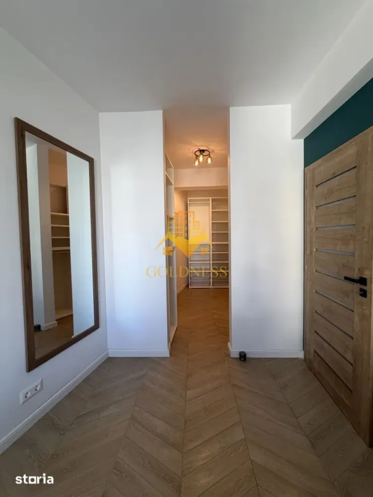 2 camere, Parcare subterana, Central, NTT, Bosch, Pta Mihai Viteazu - GOLDNESS Imobiliare vă propune spre închiriere un apartament cu 2 camere open-space complet mobilat și utilat, la etajul 3 într-un imobil de 6 etaje, în Zona Centrala, in apropiere de Piata Mihai Viteazul, BOSCH, NTT.
Dispune de loc de parcare subteran!
Se află în apropierea stațiilor de transport în comun, magazine, restaurante, spații verzi, farmacii, etc. 

Apartamentul este compartimentat astfel:
 - dormitor cu pat matrimonial, dressing, noptiere
 - living cu bucatarie open space complet utilată și mobilată, canapea extensibilă, loc de servit masa, spatii de depozitare, TV
 - baie cu cada, calorifer port prosop și dulap pentru depozitare.
 - balcon de 5mp.

Imobilul este dotat cu toate cele necesare- centrală proprie, frigider, aragaz, hotă, mașină de spălat haine, aer conditionat, masina de spalat vase, etc. 
Dacă sunteți interesați de acest apartament și doriți să îl vizionați, dar și pentru alte oferte nu ezitați să ne contactați telefonic sau prin e-mail. Vă stăm la dispoziție.

Pentru intermediere se percepe un comision de 50% din prețul chiriei!