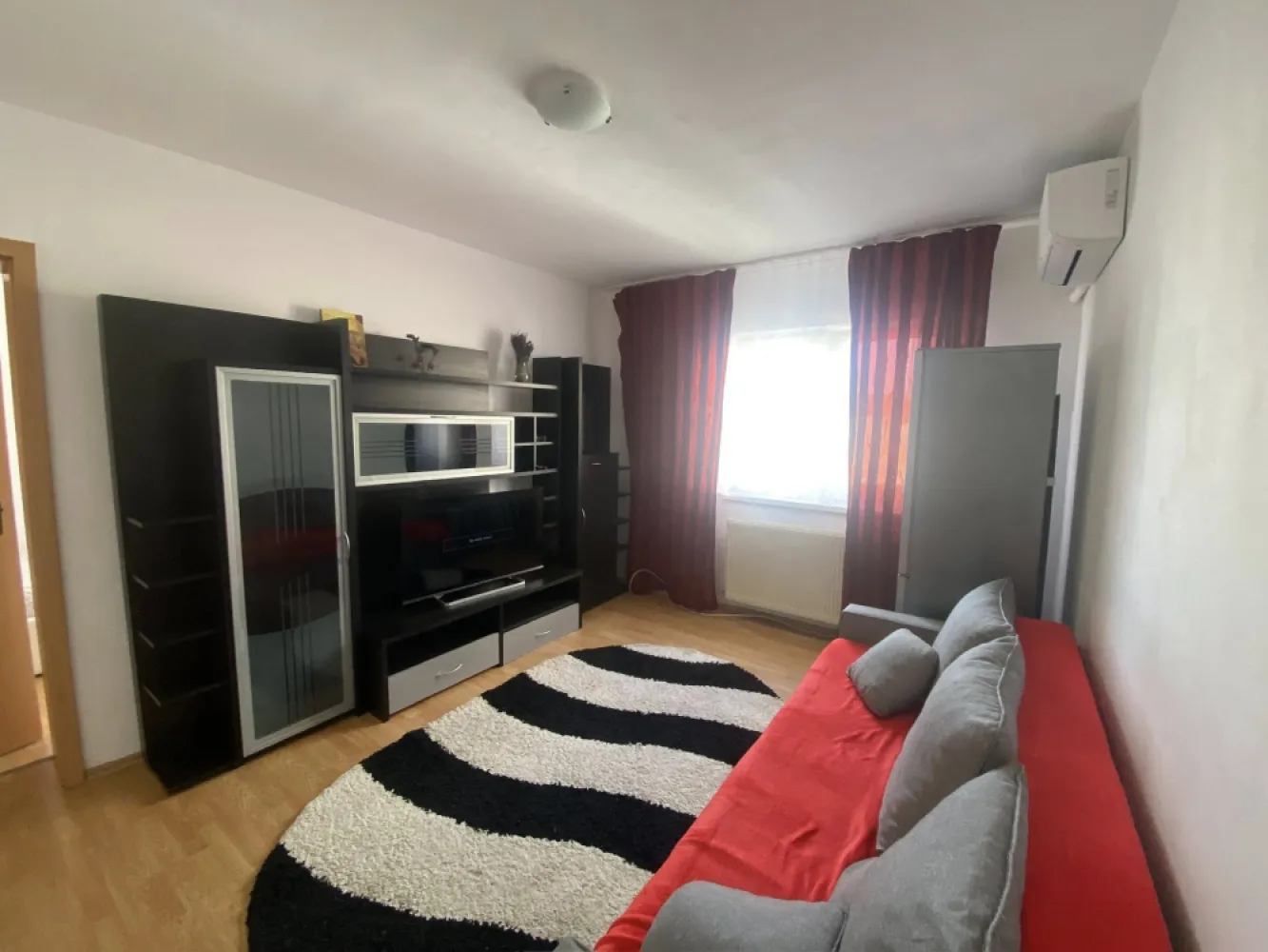 Apartament modest 2 camere de inchiriat zona Cedonia - Str Aleea Haiducului - Apartament 2 camere modest, curat, semidecomandat de inchiriat.Apartament amplasat in zona Cedonia, mai exact pe strada Aleea Haiducului, intr-un bloc cu 5 etaje. Apartamentul se afla la etaj 5, bloc cu acoperis. Se inchirieaza pe o perioada de minim 12 luni, nu se accepta animale de companie. Pentru detalii si vizionari - 0751325933.