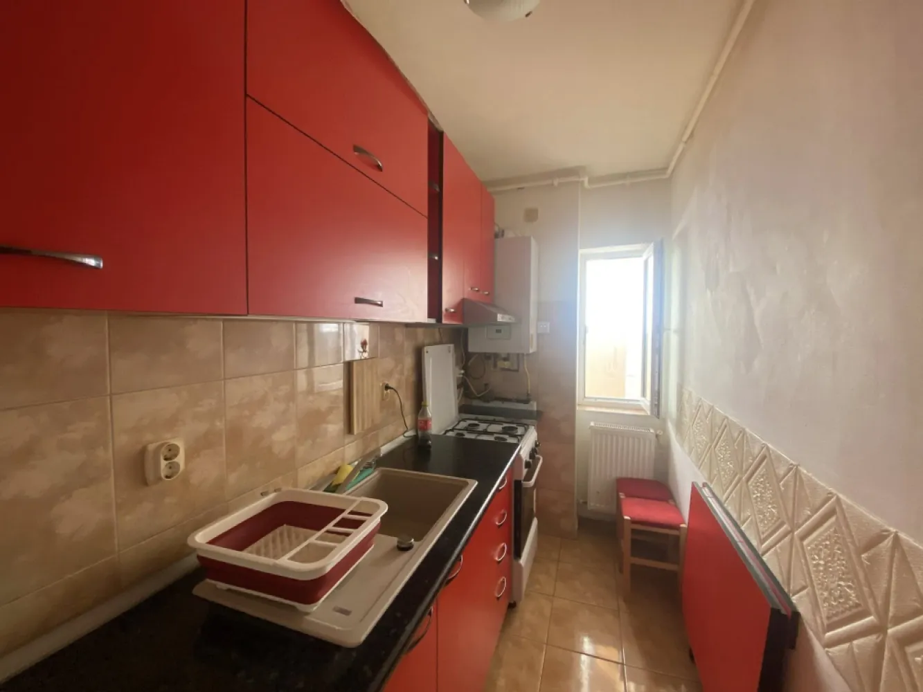 Apartament modest 2 camere de inchiriat zona Cedonia - Str Aleea Haiducului - Apartament 2 camere modest, curat, semidecomandat de inchiriat.Apartament amplasat in zona Cedonia, mai exact pe strada Aleea Haiducului, intr-un bloc cu 5 etaje. Apartamentul se afla la etaj 5, bloc cu acoperis. Se inchirieaza pe o perioada de minim 12 luni, nu se accepta animale de companie. Pentru detalii si vizionari - 0751325933.