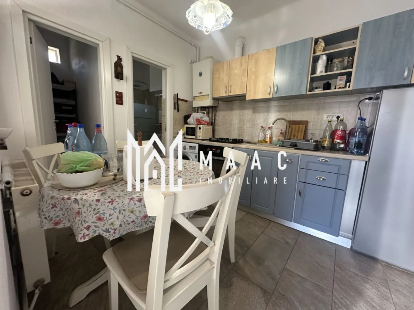 Casă 3 Camere | Renovată | Grădină Proprie | Cisnădie - MAAC Imobiliare vă propune spre vânzare o casă cochetă, complet renovată, situată în zona centrală din Cisnădie, ideală pentru cei care caută liniște, confort și acces facil către toate punctele de interes.

Caracteristici principale
• casă pe un singur nivel, corp individual în curte comună
• suprafață utilă: aprox. 60 mp
• compartimentare practică: living + 2 dormitoare
• acces direct din stradă

Compartimentare și dotări
• living spațios și luminos
• 2 dormitoare mobilate
• bucătărie complet utilată
• baie modernă cu duș walk-in
• cămară pentru depozitare
• se vinde complet mobilată și utilată

Avantaje și facilități
• pivniță
• grădină proprie de aproximativ 300 mp
• zonă verde amenajată cu gazon
• magazie pentru unelte
• spațiu pentru grătar și grădinărit
• loc de parcare în curtea comună (3 vecini)

Localizare și beneficii
• amplasată în zona centrală din Cisnădie
• zonă liniștită și accesibilă
• stație de autobuz chiar în fața proprietății
• aproape de magazine, școli și alte facilități

Beneficii
• ideală pentru familie sau cuplu
• locuință gata de mutare
• combinație perfectă între casă și spațiu verde

Pentru mai multe detalii sau programarea unei vizionări, vă rugăm să ne contactați și să menționați ID-ul proprietății: [introduceți ID-ul aici].