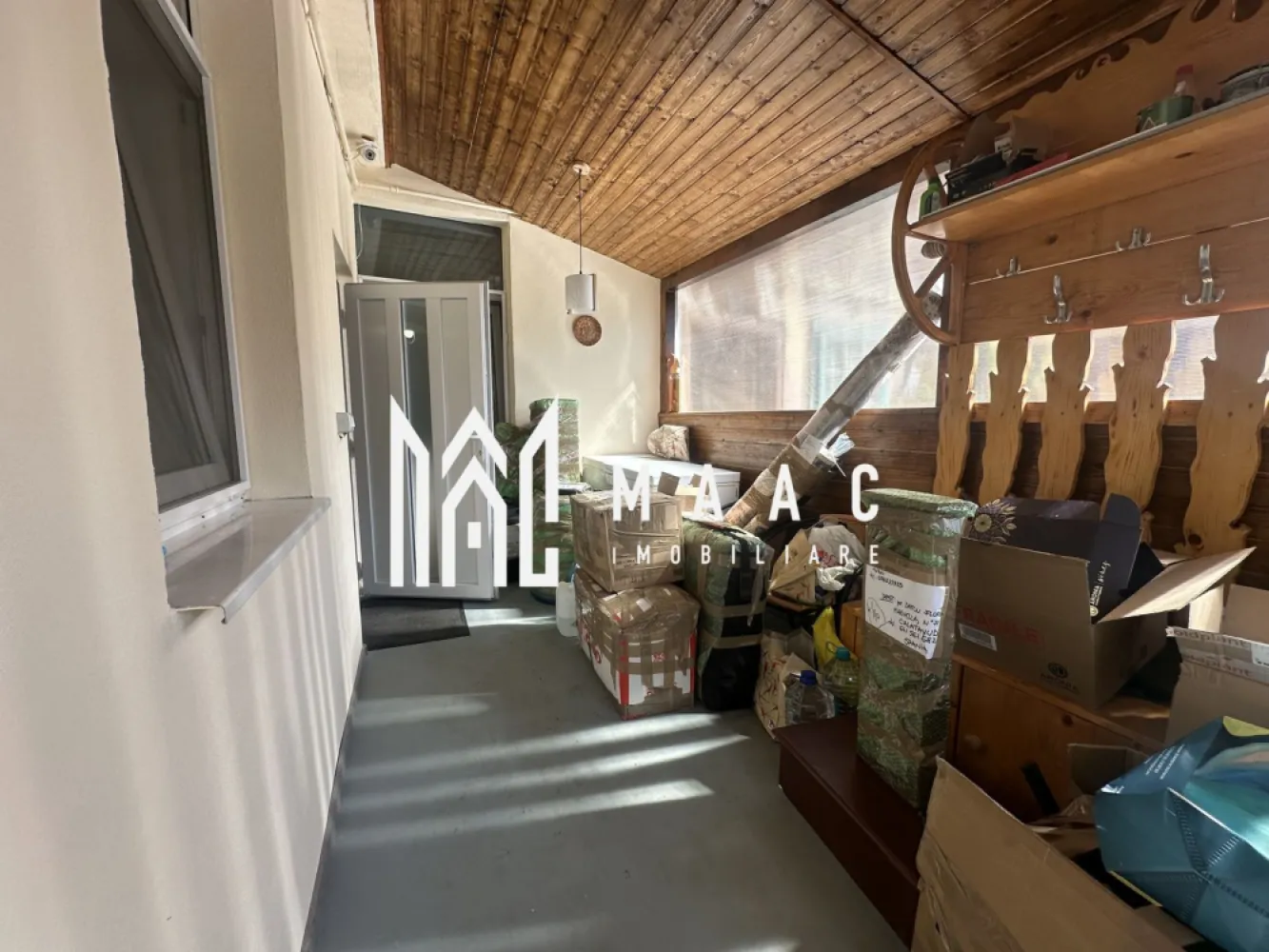 Casă 3 Camere | Renovată | Grădină Proprie | Cisnădie - MAAC Imobiliare vă propune spre vânzare o casă cochetă, complet renovată, situată în zona centrală din Cisnădie, ideală pentru cei care caută liniște, confort și acces facil către toate punctele de interes.

Caracteristici principale
• casă pe un singur nivel, corp individual în curte comună
• suprafață utilă: aprox. 60 mp
• compartimentare practică: living + 2 dormitoare
• acces direct din stradă

Compartimentare și dotări
• living spațios și luminos
• 2 dormitoare mobilate
• bucătărie complet utilată
• baie modernă cu duș walk-in
• cămară pentru depozitare
• se vinde complet mobilată și utilată

Avantaje și facilități
• pivniță
• grădină proprie de aproximativ 300 mp
• zonă verde amenajată cu gazon
• magazie pentru unelte
• spațiu pentru grătar și grădinărit
• loc de parcare în curtea comună (3 vecini)

Localizare și beneficii
• amplasată în zona centrală din Cisnădie
• zonă liniștită și accesibilă
• stație de autobuz chiar în fața proprietății
• aproape de magazine, școli și alte facilități

Beneficii
• ideală pentru familie sau cuplu
• locuință gata de mutare
• combinație perfectă între casă și spațiu verde

Pentru mai multe detalii sau programarea unei vizionări, vă rugăm să ne contactați și să menționați ID-ul proprietății: [introduceți ID-ul aici].