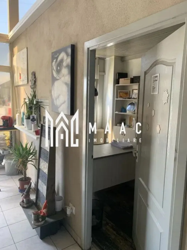 Hala Industrială | Teren 5000 mp | Marșa - MAAC Imobiliare vă propune spre vânzare sau închiriere o hală industrială modernă, situată strategic la intrarea în localitatea Marșa, la doar 100 m de viitoarea autostradă Sibiu–Făgăraș, poziție ce oferă acces rapid și vizibilitate excelentă.

Proprietatea funcționează în prezent ca service auto / vulcanizare / spălătorie self-service și este dotată integral cu echipamente profesionale necesare activităților de service auto, stație ITP și vulcanizare.
Hala poate fi preluată cu activitatea existentă sau poate fi adaptată pentru alte destinații: depozitare, producție, logistică, atelier etc.

Caracteristici principale

Suprafață teren: 5.000 mp (împrejmuit complet cu gard metalic, fundație beton și panouri bordurate)

Construcție finalizată în 2019

Structură metalică, panouri sandwich 10 cm, tâmplărie PVC

Spațiu interior compartimentat: birouri, recepție clienți, vestiar, spații depozitare, 2 grupuri sanitare

Curte pavată

Acces TIR

3 porți secționale

Poartă automată la intrare

Sistem de supraveghere video și antiefracție

Curent trifazic, apă curentă, canalizare

Încălzire centrală (aeroterme + calorifere)

Șapă elicopterizată

Utilizări recomandate

service auto / ITP / vulcanizare

depozit / logistică

mică producție

spălătorie auto

activități comerciale / industriale

Pentru informații suplimentare sau pentru a programa o vizionare, vă rugăm să ne contactați și să specificați ID:CP2831857