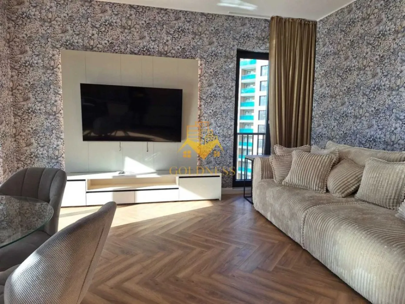 2 Camere decomandate, Scala,Frunzisului, UMF, UTCN, USAMV,Lidl,Parcare - GOLDNESS Imobiliare vă propune spre închiriere un apartament cu 2 camere complet mobilat și utilat, la etajul 10 într-un imobil de 10 etaje, în Cartierul Zorilor.
Parcare inclusa!
In pretul chiriei este inclus tva 21%.
Se află în apropierea stațiilor de transport în comun, magazine, restaurante, spații verzi, farmacii, etc. 

Apartamentul este compartimentat astfel:
 - dormitor cu pat matrimonial, dressing, noptiere
 - living cu bucatarie open space complet utilată și mobilată, canapea extensibilă, loc de servit masa 
 - baie cu cada, calorifer port prosop și dulap pentru depozitare.
 - terasa de 10 mp.

Imobilul este dotat cu toate cele necesare- centrală proprie, frigider, aragaz, hotă, mașină de spălat haine, etc. 

Dacă sunteți interesați de acest apartament și doriți să îl vizionați, dar și pentru alte oferte nu ezitați să ne contactați telefonic sau prin e-mail. Vă stăm la dispoziție!
Pentru intermediere se percepe un comision de 50% din prețul chiriei!