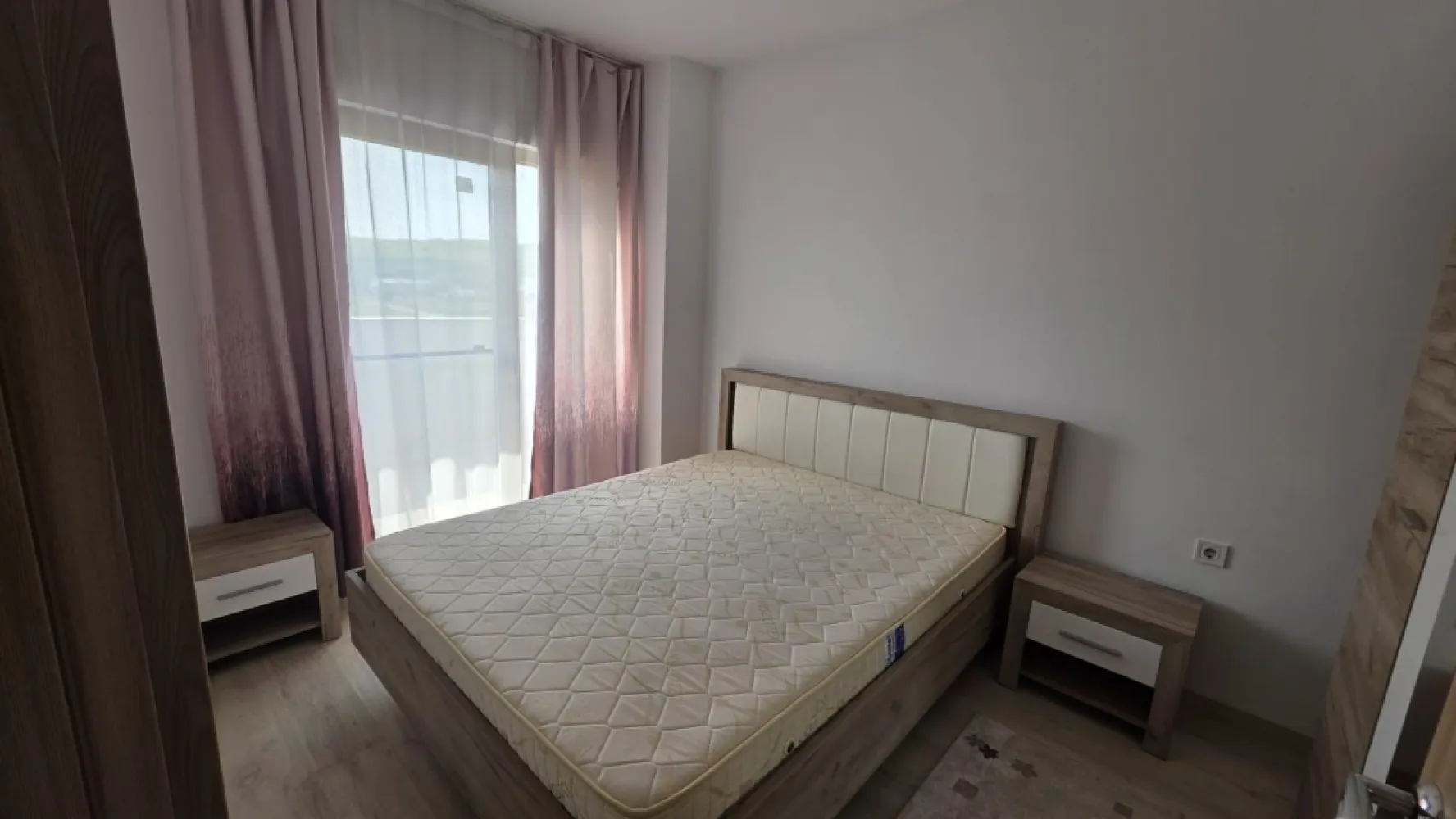 Apartament , etaj 1 , strada Malinului - Agentia Direkt Imobiliare propune spre inchiriere apartament spatios pozitionat la etajul 1 , in suprafata de 50 mp , compus din living cu bucatarie , 1 dormitor , 1 baie , 1 balcon .

Dispune de loc de parcare .

Mobilat si utilat in totalitate .