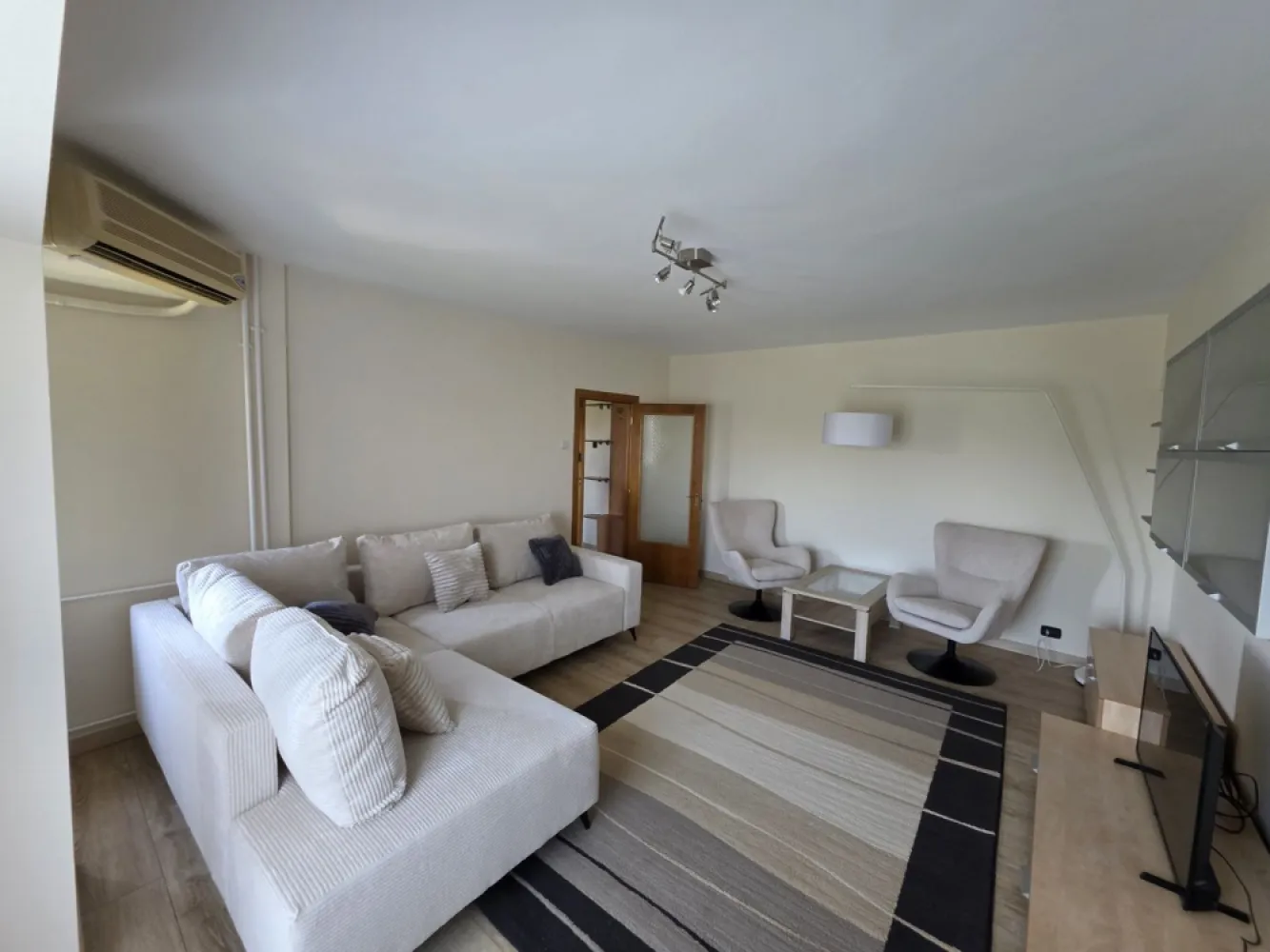 Vitan- Octavian Goga - K-Imobiliare consult, va ofera spre inchiriere un apartament decomndat situat la et 3 in bloc deosebit, renovat, mobilat, utilat, zona extrem de linistita, bloc cu paza, living mobilat nou, prima inchiriere dupa renovare. apartamentul dispune si de o boxa de depozitare la subsol.