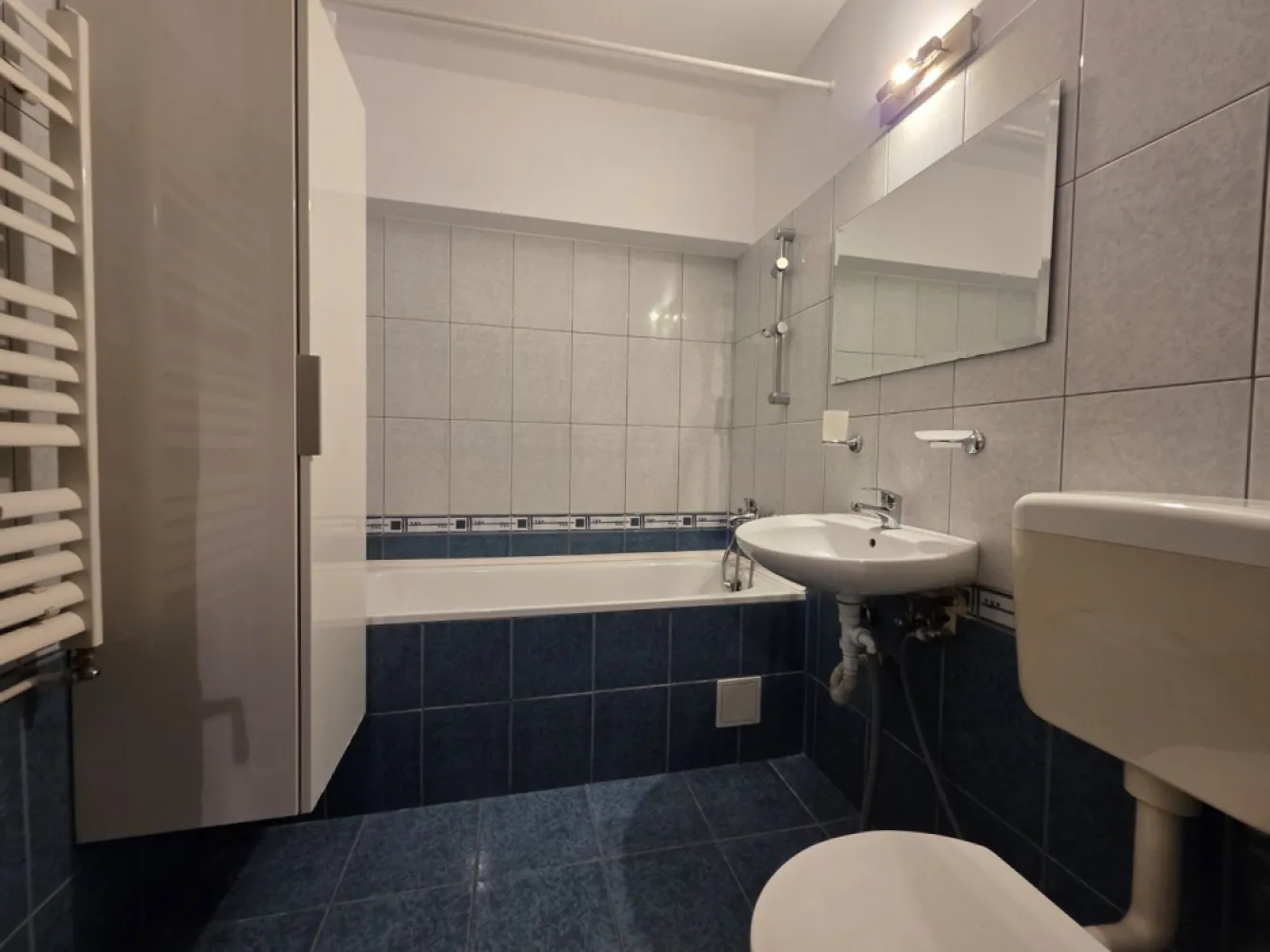 Vitan- Octavian Goga - K-Imobiliare consult, va ofera spre inchiriere un apartament decomndat situat la et 3 in bloc deosebit, renovat, mobilat, utilat, zona extrem de linistita, bloc cu paza, living mobilat nou, prima inchiriere dupa renovare. apartamentul dispune si de o boxa de depozitare la subsol.
