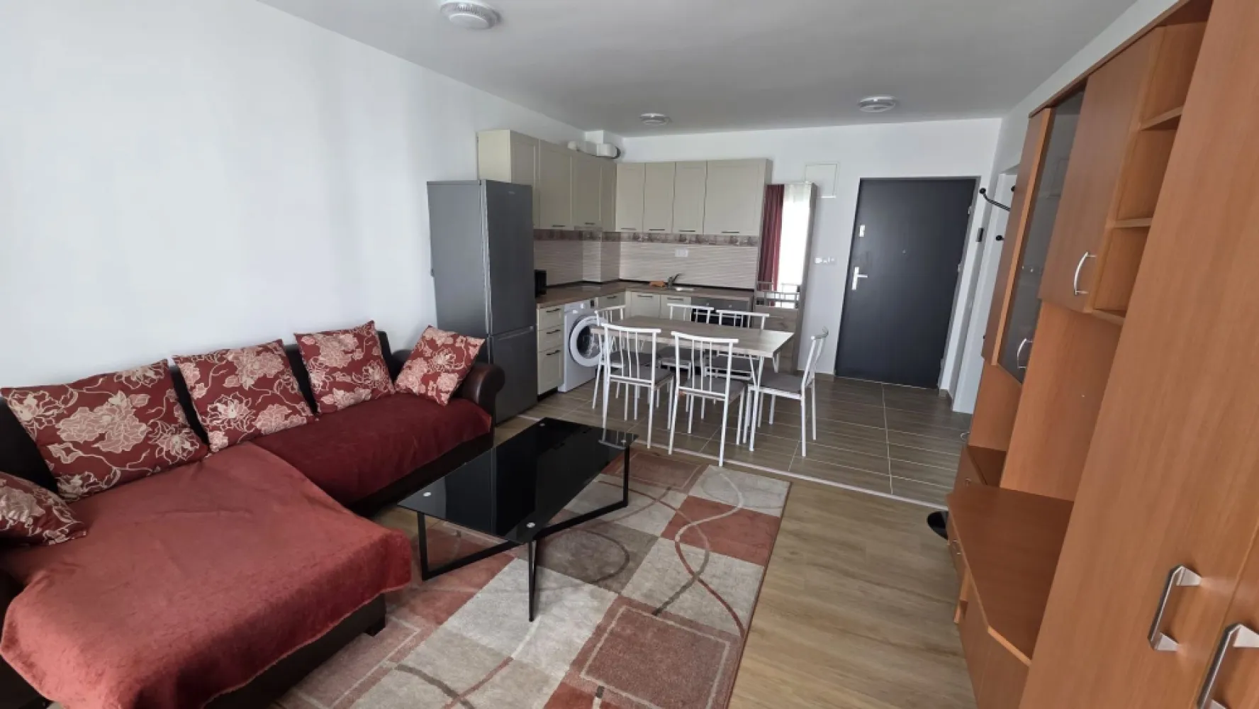 Apartament spatios , zona Kaufland , langa Drink Store - Direkt Imobiliare propune spre inchiriere apartament nou situat in zona Kaufland , langa Drink Store . Imobilul este pozitionat la etajul 3 , bloc cu lift , este la prima inchiriere , compus din Living si bucatarie , 1 dormitor , baie , balcon.

Dispune de loc de parcare .