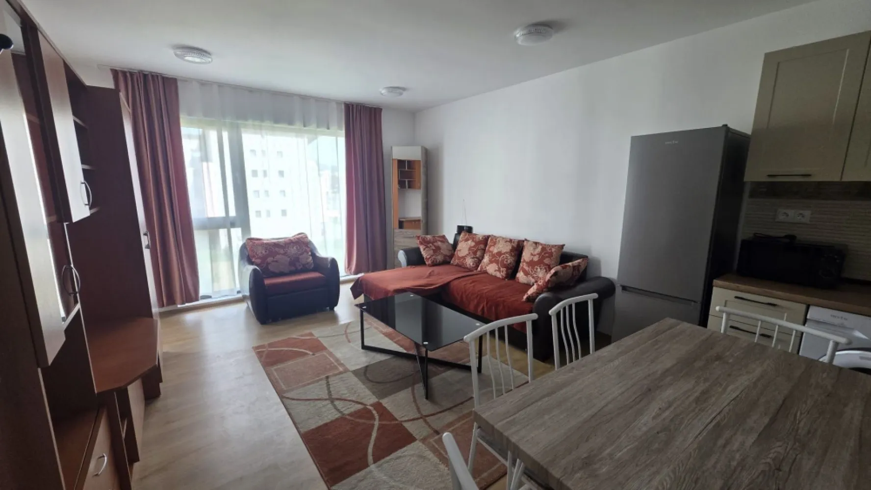 Apartament spatios , zona Kaufland , langa Drink Store - Direkt Imobiliare propune spre inchiriere apartament nou situat in zona Kaufland , langa Drink Store . Imobilul este pozitionat la etajul 3 , bloc cu lift , este la prima inchiriere , compus din Living si bucatarie , 1 dormitor , baie , balcon.

Dispune de loc de parcare .