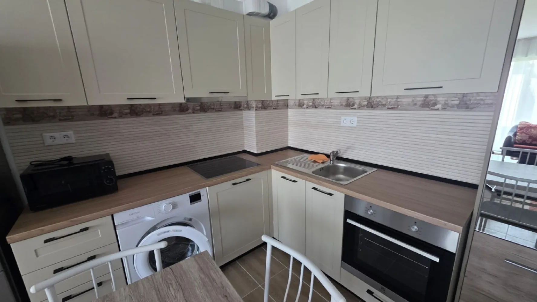 Apartament spatios , zona Kaufland , langa Drink Store - Direkt Imobiliare propune spre inchiriere apartament nou situat in zona Kaufland , langa Drink Store . Imobilul este pozitionat la etajul 3 , bloc cu lift , este la prima inchiriere , compus din Living si bucatarie , 1 dormitor , baie , balcon.

Dispune de loc de parcare .