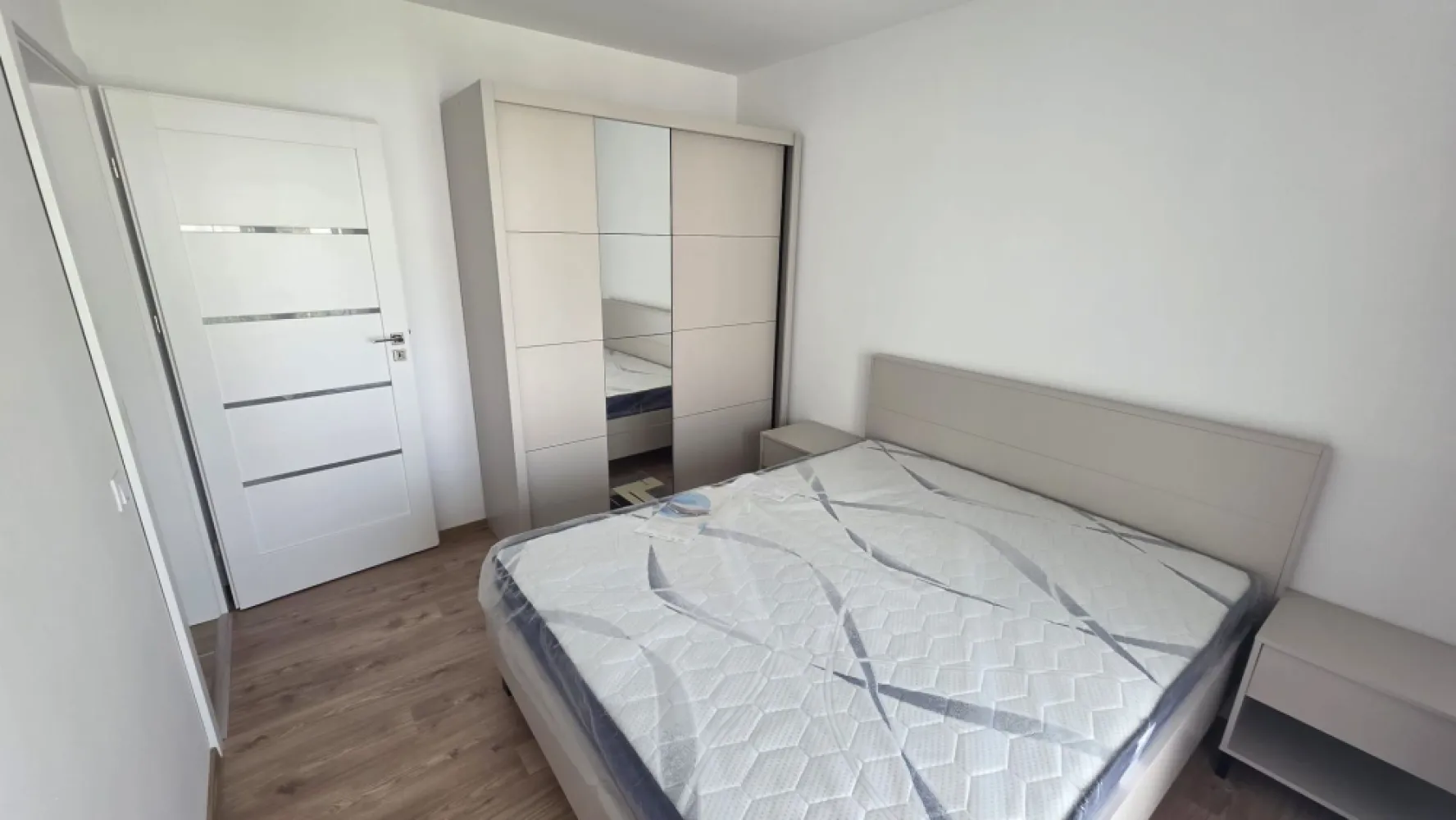 Apartament spatios , zona Kaufland , langa Drink Store - Direkt Imobiliare propune spre inchiriere apartament nou situat in zona Kaufland , langa Drink Store . Imobilul este pozitionat la etajul 3 , bloc cu lift , este la prima inchiriere , compus din Living si bucatarie , 1 dormitor , baie , balcon.

Dispune de loc de parcare .