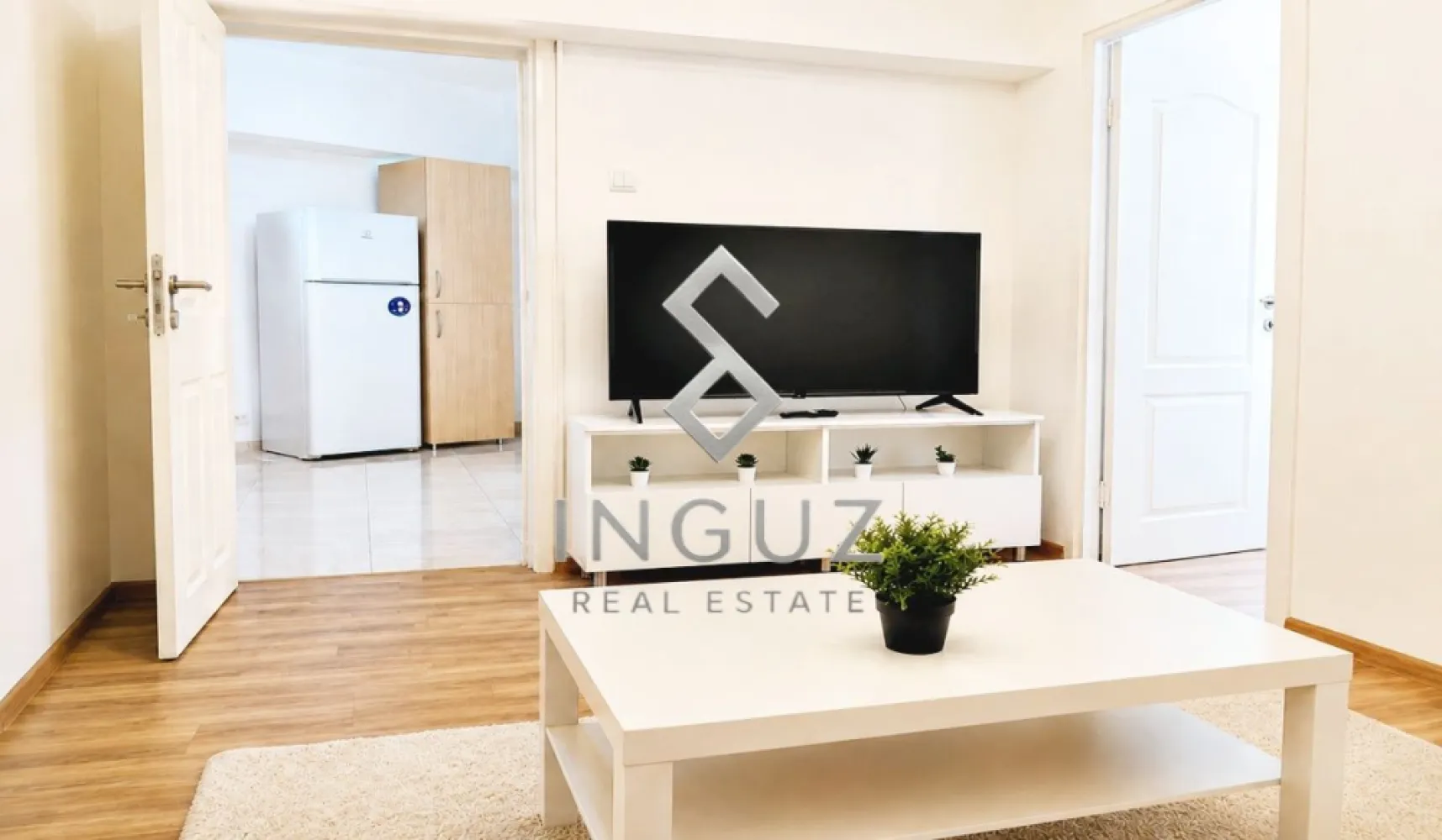 2 camere de închiriat – FIX la Metrou Unirii 1 - Studio 2 camere de închiriat – FIX la Metrou Unirii 1 ⬇️ العربية ⬇️
Ultracentral | Totul NOU

Apartament tip studio, recompartimentat modern în 2 camere, situat ultracentral, la doar câteva secunde de stația de metrou Unirii 1.
Locuința este complet renovată, foarte luminoasă și pregătită pentru mutare imediată.

• 43 mp
• Bloc modern construit după 1990
• Totul nou – renovat recent
• Mobilier nou
• Smart TV LG 4K nou
• Aer condiționat
• Boiler propriu
• Videointerfon
• Balcon cu vedere panoramică către rondul Unirii
• Bucătărie complet utilată
• Acces dublu în bloc

Poziție premium, ideală pentru persoane care își doresc acces rapid către centrul orașului, metrou, restaurante și zone comerciale.

Disponibil imediat.
Pentru mai multe detalii sau vizionare, vă rugăm să ne contactați.

استوديو غرفتين للإيجار – مباشرة عند مترو Unirii 1
موقع فخم – كل شيء جديد

شقة ستوديو مقسمة بشكل عصري إلى غرفتين، تقع في موقع ultracentral على بعد ثوانٍ فقط من محطة مترو Unirii 1.

الشقة مجددة بالكامل، مشرقة جدًا، وجاهزة للسكن فورًا.

• 43 متر مربع
• بناء حديث بعد سنة 1990
• تجديد جديد بالكامل
• أثاث جديد
• تلفزيون LG 4K جديد
• تكييف هواء
• Boiler خاص للمياه الساخنة
• فيديو إنترفون
• شرفة مع إطلالة مفتوحة على Rond Unirii
• مطبخ مجهز بالكامل
• مدخلان للبناية

موقع ممتاز جدًا قريب من المترو والمطاعم والمقاهي ومركز المدينة.

متاحة فورًا.
للمزيد من التفاصيل أو لتحديد موعد للمعاينة، يرجى التواصل معنا.