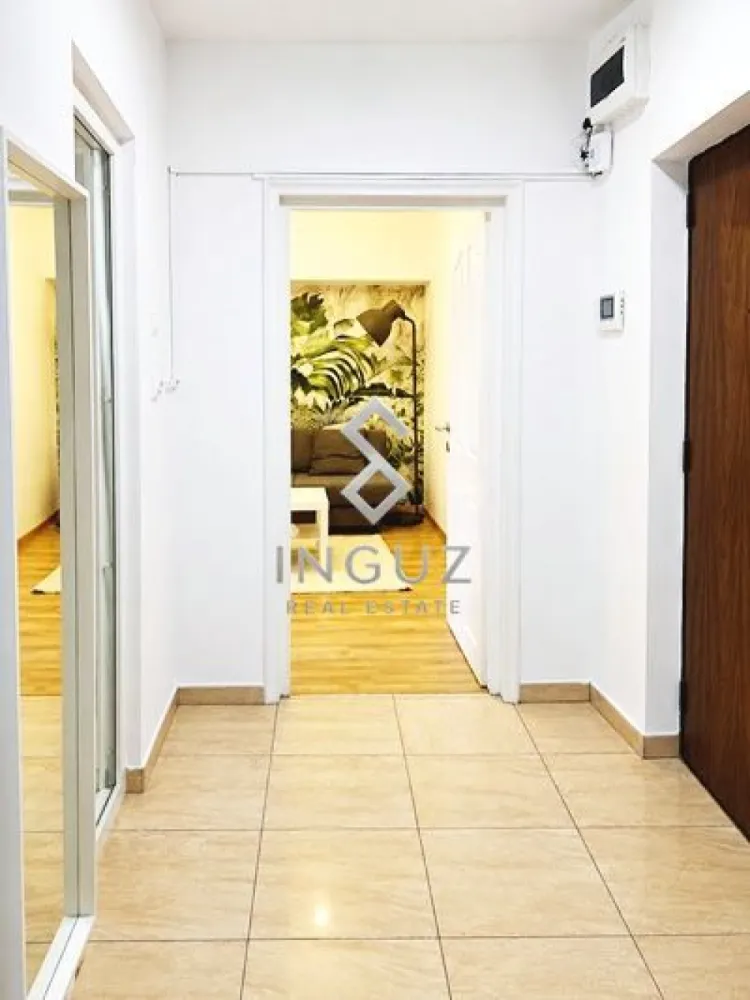 2 camere de închiriat – FIX la Metrou Unirii 1 - Studio 2 camere de închiriat – FIX la Metrou Unirii 1 ⬇️ العربية ⬇️
Ultracentral | Totul NOU

Apartament tip studio, recompartimentat modern în 2 camere, situat ultracentral, la doar câteva secunde de stația de metrou Unirii 1.
Locuința este complet renovată, foarte luminoasă și pregătită pentru mutare imediată.

• 43 mp
• Bloc modern construit după 1990
• Totul nou – renovat recent
• Mobilier nou
• Smart TV LG 4K nou
• Aer condiționat
• Boiler propriu
• Videointerfon
• Balcon cu vedere panoramică către rondul Unirii
• Bucătărie complet utilată
• Acces dublu în bloc

Poziție premium, ideală pentru persoane care își doresc acces rapid către centrul orașului, metrou, restaurante și zone comerciale.

Disponibil imediat.
Pentru mai multe detalii sau vizionare, vă rugăm să ne contactați.

استوديو غرفتين للإيجار – مباشرة عند مترو Unirii 1
موقع فخم – كل شيء جديد

شقة ستوديو مقسمة بشكل عصري إلى غرفتين، تقع في موقع ultracentral على بعد ثوانٍ فقط من محطة مترو Unirii 1.

الشقة مجددة بالكامل، مشرقة جدًا، وجاهزة للسكن فورًا.

• 43 متر مربع
• بناء حديث بعد سنة 1990
• تجديد جديد بالكامل
• أثاث جديد
• تلفزيون LG 4K جديد
• تكييف هواء
• Boiler خاص للمياه الساخنة
• فيديو إنترفون
• شرفة مع إطلالة مفتوحة على Rond Unirii
• مطبخ مجهز بالكامل
• مدخلان للبناية

موقع ممتاز جدًا قريب من المترو والمطاعم والمقاهي ومركز المدينة.

متاحة فورًا.
للمزيد من التفاصيل أو لتحديد موعد للمعاينة، يرجى التواصل معنا.