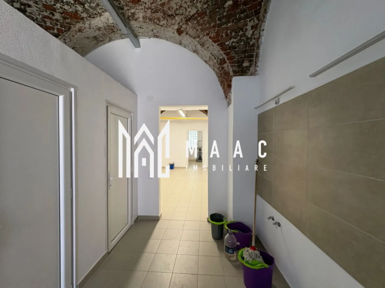 Casa ultracentrală cu potențial mixt – 1285 mp, acces dublu - MAAC imobiliare va propune spre vânzare o proprietate deosebită, amplasată strategic în inima zonei istorice din Sibiu, în imediata apropiere a Piața Cibin, una dintre cele mai dinamice și autentice zone ale orașului.

Imobilul dispune de o suprafață utilă generoasă de 1285 mp, desfășurată pe două niveluri, beneficiind de acces din două străzi – un avantaj rar întâlnit care oferă flexibilitate maximă în utilizare și compartimentare. Proprietatea este racordată la toate utilitățile și a funcționat până în prezent ca spațiu de producție (marochinărie), fiind pregătită pentru reconversie rapidă.

Datorită poziției ultracentrale și a configurației versatile, această clădire reprezintă o oportunitate excelentă de investiție, pretându-se pentru o gamă largă de destinații:
– dezvoltare rezidențială (apartamente tip loft sau boutique)
– spații comerciale sau showroom-uri premium
– pensiune/hotel boutique în contextul turistic puternic al orașului
– birouri sau hub creativ
– centru medical, educațional sau mixt

Zona în care este situată proprietatea este una cu trafic intens, atât pietonal cât și auto, oferind vizibilitate ridicată și acces facil către principalele puncte de interes ale orașului. Arhitectura și suprafața generoasă permit recompartimentări moderne, adaptate cerințelor actuale de piață.

Această proprietate este alegerea ideală pentru investitori care caută un activ valoros, cu potențial ridicat de dezvoltare într-una dintre cele mai căutate zone din Sibiu.

Pentru mai multe detalii precizați că ați văzut anunțul cu ID CP3099812