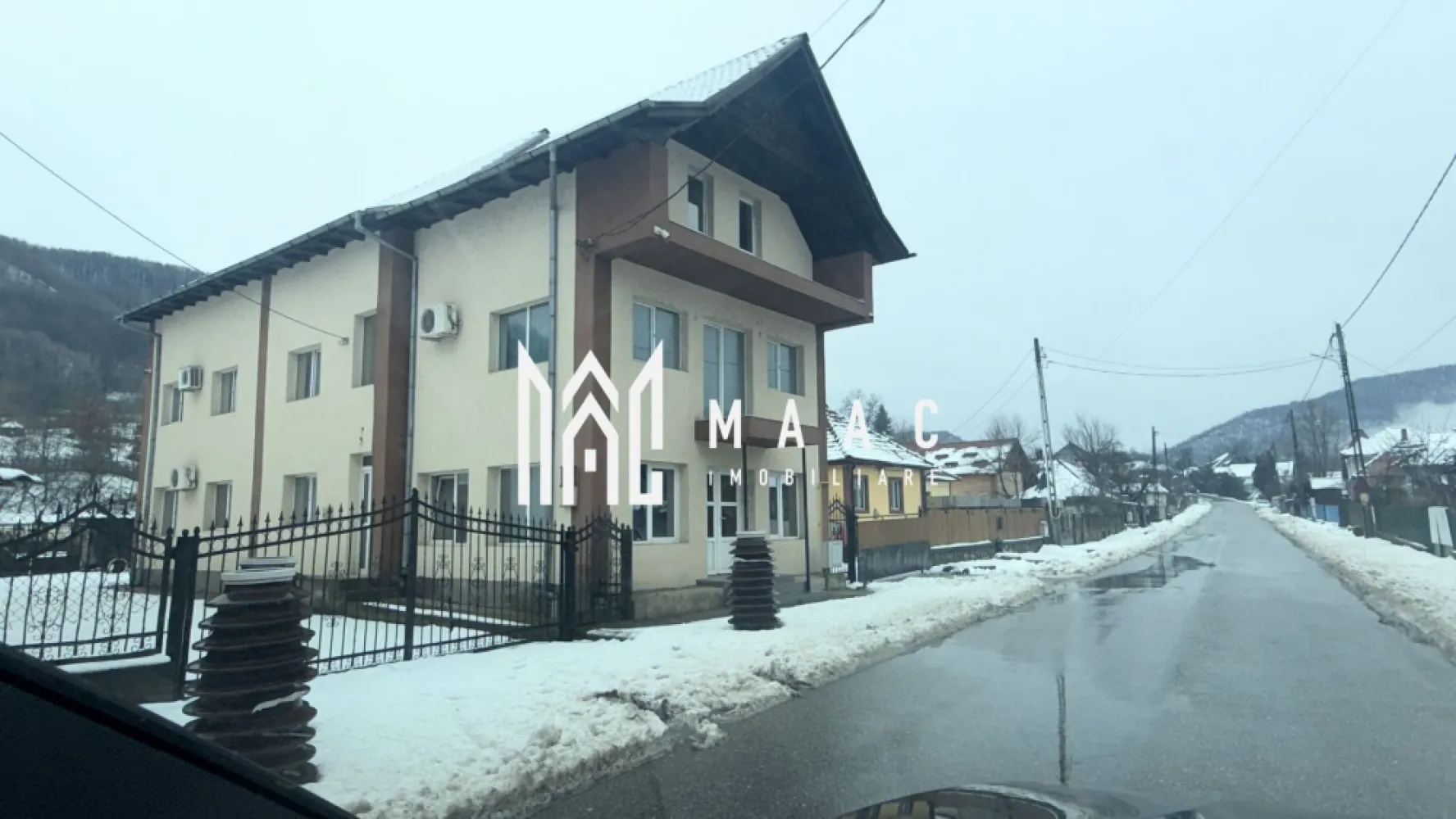 Vila | P+2 | Magazin | Pausesti-Maglasi | Cheia - MAAC Imobiliare vă propune spre vânzare o vilă P+2, situată în Păușești Măglași, la doar 200 m de intersecția cu Cheia, în imediata vecinătate a stațiunii Băile Olănești, zonă recunoscută pentru potențialul turistic ridicat.

Proprietatea are o suprafață construită de 360 mp și este amplasată pe un teren generos de 950 mp. Construită în 2015, vila beneficiază de o compartimentare practică și funcțională.

La parter, imobilul dispune de vitrină stradală, spațiu utilizat anterior ca magazin mixt, ideal pentru activitate comercială, recepție sau zonă comună în cazul amenajării ca pensiune.

Casa este compartimentată astfel:

* 7 camere
* bucătărie
* 3 grupuri sanitare

Datorită amplasării, suprafeței și configurației, proprietatea este potrivită atât pentru locuința, cât și pentru investiție, având potențial excelent pentru pensiune, unitate de cazare sau alte activități turistice, beneficiind de proximitatea stațiunii Băile Olănești.

Avantaje principale:

* regim de înălțime P+2
* vitrină stradală la parter - Fost MAGAZIN
* construcție modernă (2015)
* teren de 950 mp
* vecinătatea stațiunii Băile Olănești
* acces facil către Râmnicu Vâlcea

Imobilul beneficiaza de toate utilitatile: apa, gaze, curent, canalizare.

Pentru mai multe detalii și programarea unei vizionări, vă invităm să contactați MAAC Imobiliare.

id: CP2865934