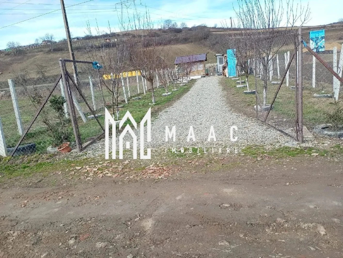 Teren în zonă de dezvoltare | 700 mp | Șura Mare - MAAC Imobiliare vă propune spre vânzare un teren extravilan cu suprafața de 700 mp, situat în Șura Mare, județul Sibiu, într-o zonă aflată în continuă dezvoltare, ideal pentru investiție sau viitoare construcție.

Terenul beneficiază de acces facil la drumul principal si are un front stradal de aproximativ 10,6 m. Proprietatea este situata intr-o zona în curs de dezvoltare urbanistică.

Caracteristici:

- suprafață teren: 700 mp
- teren extravilan
- front stradal: 10,6 m
- acces din drum principal 
- acces facil la utilități
- disponibil imediat

Avantaje:

- zonă în plină dezvoltare
- acces facil către Sibiu
- oportunitate bună pentru investiție pe termen lung
- posibilitate de valorificare viitoare a terenului

Localizare:
Șura Mare, județul Sibiu

Pentru mai multe informații sau programarea unei vizionări, vă rugăm să ne contactați specificând ID: CP3085189