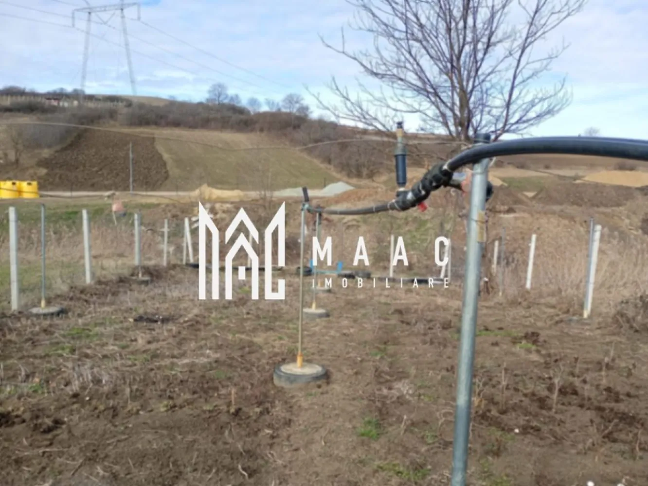 Teren în zonă de dezvoltare | 700 mp | Șura Mare - MAAC Imobiliare vă propune spre vânzare un teren extravilan cu suprafața de 700 mp, situat în Șura Mare, județul Sibiu, într-o zonă aflată în continuă dezvoltare, ideal pentru investiție sau viitoare construcție.

Terenul beneficiază de acces facil la drumul principal si are un front stradal de aproximativ 10,6 m. Proprietatea este situata intr-o zona în curs de dezvoltare urbanistică.

Caracteristici:

- suprafață teren: 700 mp
- teren extravilan
- front stradal: 10,6 m
- acces din drum principal 
- acces facil la utilități
- disponibil imediat

Avantaje:

- zonă în plină dezvoltare
- acces facil către Sibiu
- oportunitate bună pentru investiție pe termen lung
- posibilitate de valorificare viitoare a terenului

Localizare:
Șura Mare, județul Sibiu

Pentru mai multe informații sau programarea unei vizionări, vă rugăm să ne contactați specificând ID: CP3085189