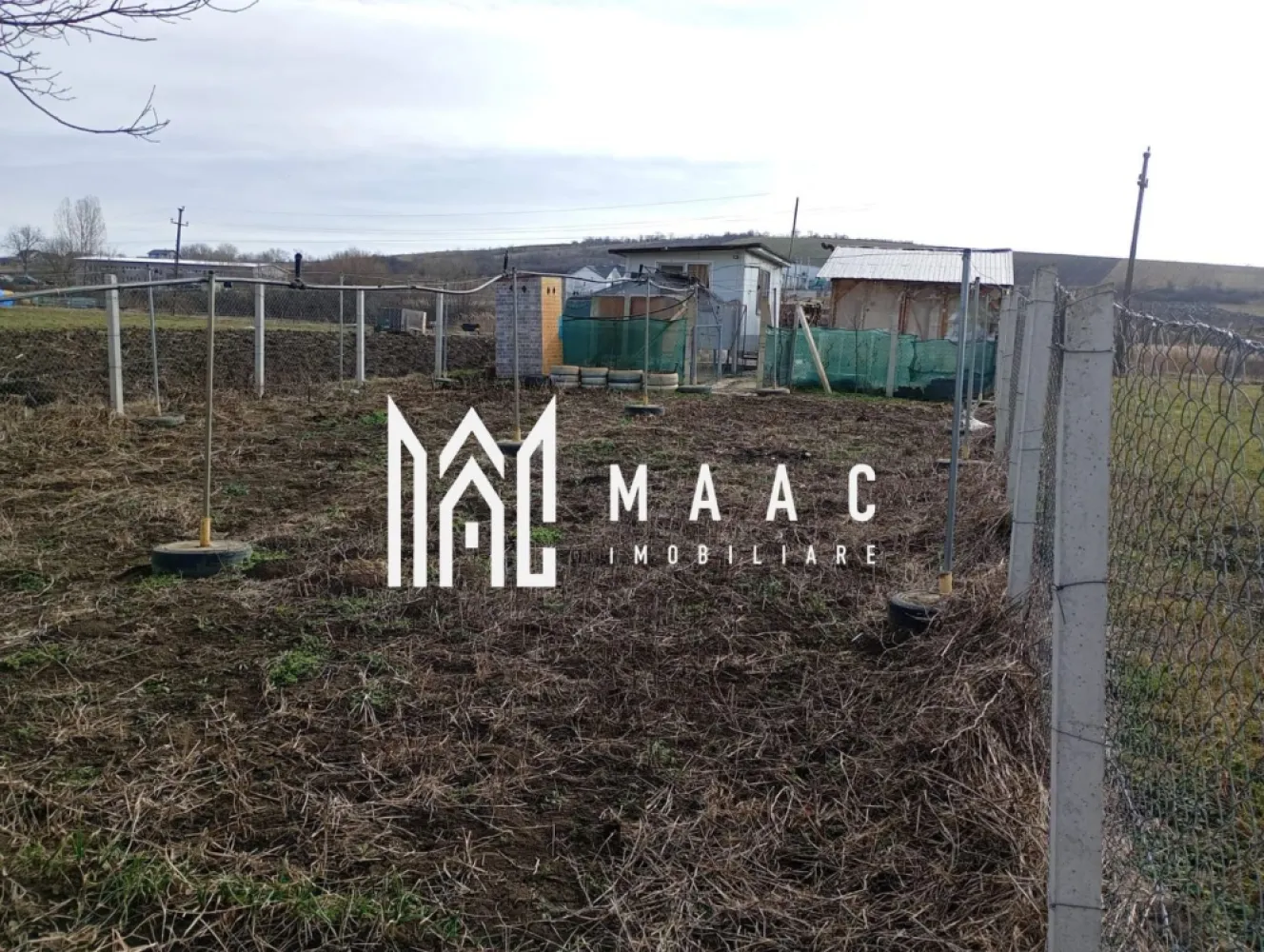 Teren în zonă de dezvoltare | 700 mp | Șura Mare - MAAC Imobiliare vă propune spre vânzare un teren extravilan cu suprafața de 700 mp, situat în Șura Mare, județul Sibiu, într-o zonă aflată în continuă dezvoltare, ideal pentru investiție sau viitoare construcție.

Terenul beneficiază de acces facil la drumul principal si are un front stradal de aproximativ 10,6 m. Proprietatea este situata intr-o zona în curs de dezvoltare urbanistică.

Caracteristici:

- suprafață teren: 700 mp
- teren extravilan
- front stradal: 10,6 m
- acces din drum principal 
- acces facil la utilități
- disponibil imediat

Avantaje:

- zonă în plină dezvoltare
- acces facil către Sibiu
- oportunitate bună pentru investiție pe termen lung
- posibilitate de valorificare viitoare a terenului

Localizare:
Șura Mare, județul Sibiu

Pentru mai multe informații sau programarea unei vizionări, vă rugăm să ne contactați specificând ID: CP3085189