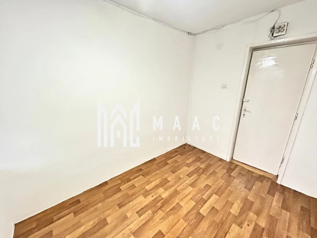 Garsonieră 12 MP | Etaj 1 | Cisnădie | Ideală pentru Investiție - MAAC Imobiliare vă propune spre vânzare o garsonieră compactă de 12 mp, situată în Cisnădie, într-o zonă liniștită de case, ideală pentru persoanele care caută o locuință practică, accesibilă și ușor de întreținut. Proprietatea reprezintă o opțiune potrivită atât pentru locuire personală, cât și pentru investiție în vederea închirierii, datorită poziționării și costurilor reduse de întreținere.

Garsoniera este amplasată la etajul 1 al unui imobil cu 4 etaje și oferă un spațiu eficient compartimentat, cu posibilitatea de amenajare după propriul gust, fiind nemobilată.

Suprafață utilă de 12 mp
Situată într-o zonă de case din Cisnădie, ferită de agitație
Etaj 1 din 4
Baie proprie în incintă
Încălzire cu calorifer electric
Nemobilată, ideală pentru personalizare

Zona oferă acces facil către magazine, transport și alte puncte de interes din Cisnădie, fiind apreciată pentru liniște și accesibilitate. Datorită dimensiunii compacte și cheltuielilor reduse, proprietatea este ideală pentru studenți, persoane singure sau pentru cei care caută o investiție imobiliară avantajoasă.

Garsoniera oferă oportunitatea de a fi amenajată modern și eficient, transformând spațiul într-o locuință confortabilă și funcțională.

Pentru mai multe detalii sau pentru programarea unei vizionări, vă rugăm să precizați telefonic că ați văzut anunțul cu CP3099936.