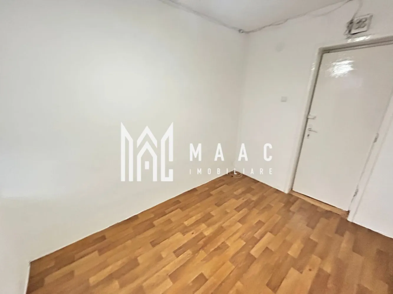 Garsonieră 12 MP | Etaj 1 | Cisnădie | Ideală pentru Investiție - MAAC Imobiliare vă propune spre vânzare o garsonieră compactă de 12 mp, situată în Cisnădie, într-o zonă liniștită de case, ideală pentru persoanele care caută o locuință practică, accesibilă și ușor de întreținut. Proprietatea reprezintă o opțiune potrivită atât pentru locuire personală, cât și pentru investiție în vederea închirierii, datorită poziționării și costurilor reduse de întreținere.

Garsoniera este amplasată la etajul 1 al unui imobil cu 4 etaje și oferă un spațiu eficient compartimentat, cu posibilitatea de amenajare după propriul gust, fiind nemobilată.

Suprafață utilă de 12 mp
Situată într-o zonă de case din Cisnădie, ferită de agitație
Etaj 1 din 4
Baie proprie în incintă
Încălzire cu calorifer electric
Nemobilată, ideală pentru personalizare

Zona oferă acces facil către magazine, transport și alte puncte de interes din Cisnădie, fiind apreciată pentru liniște și accesibilitate. Datorită dimensiunii compacte și cheltuielilor reduse, proprietatea este ideală pentru studenți, persoane singure sau pentru cei care caută o investiție imobiliară avantajoasă.

Garsoniera oferă oportunitatea de a fi amenajată modern și eficient, transformând spațiul într-o locuință confortabilă și funcțională.

Pentru mai multe detalii sau pentru programarea unei vizionări, vă rugăm să precizați telefonic că ați văzut anunțul cu CP3099936.