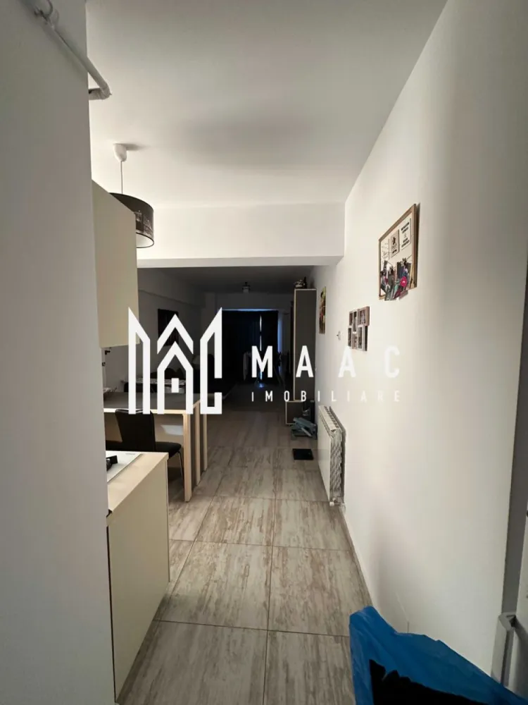 Apartament 2 camere de inchiriat | 55 mpu | Bulevardul Dem Radulescu | - MAAC Imobiliare vă propune spre închiriere un apartament modern cu 2 camere, situat pe Bulevardul Dem Rădulescu, una dintre cele mai apreciate zone rezidențiale din Râmnicu Vâlcea. Proprietatea este amplasată la etajul 4 din 5 al unui imobil prevăzut cu lift și se remarcă prin amenajarea modernă, confortul oferit și poziționarea excelentă.
Apartamentul este complet mobilat și pregătit pentru mutare imediată, fiind ideal pentru persoane care își doresc o locuință elegantă, într-o zonă liniștită și bine conectată.
Caracteristici:
Apartament cu 2 camere
Situat pe Bulevardul Dem Rădulescu
Etaj 4 din 5
Bloc cu lift
Mobilat modern
Ideal pentru închiriere pe termen lung
Compartimentare practică și luminoasă
Compartimentare:
Living spațios și luminos
Dormitor confortabil
Bucătărie complet amenajată
Baie
Hol de acces
Dotări:
Mobilier modern
Electrocasnice incluse
Finisaje moderne
Lift
Spații bine optimizate
Pregătit pentru mutare imediată
Avantaje:
Zonă apreciată și liniștită
Acces rapid către magazine, restaurante și cafenele
Aproape de mijloace de transport și puncte de interes
Confort ridicat și poziționare excelentă
Ideal pentru cuplu sau persoană activă
Pentru mai multe informații și programarea unei vizionări, echipa MAAC Imobiliare vă stă la dispoziție. ID3099240