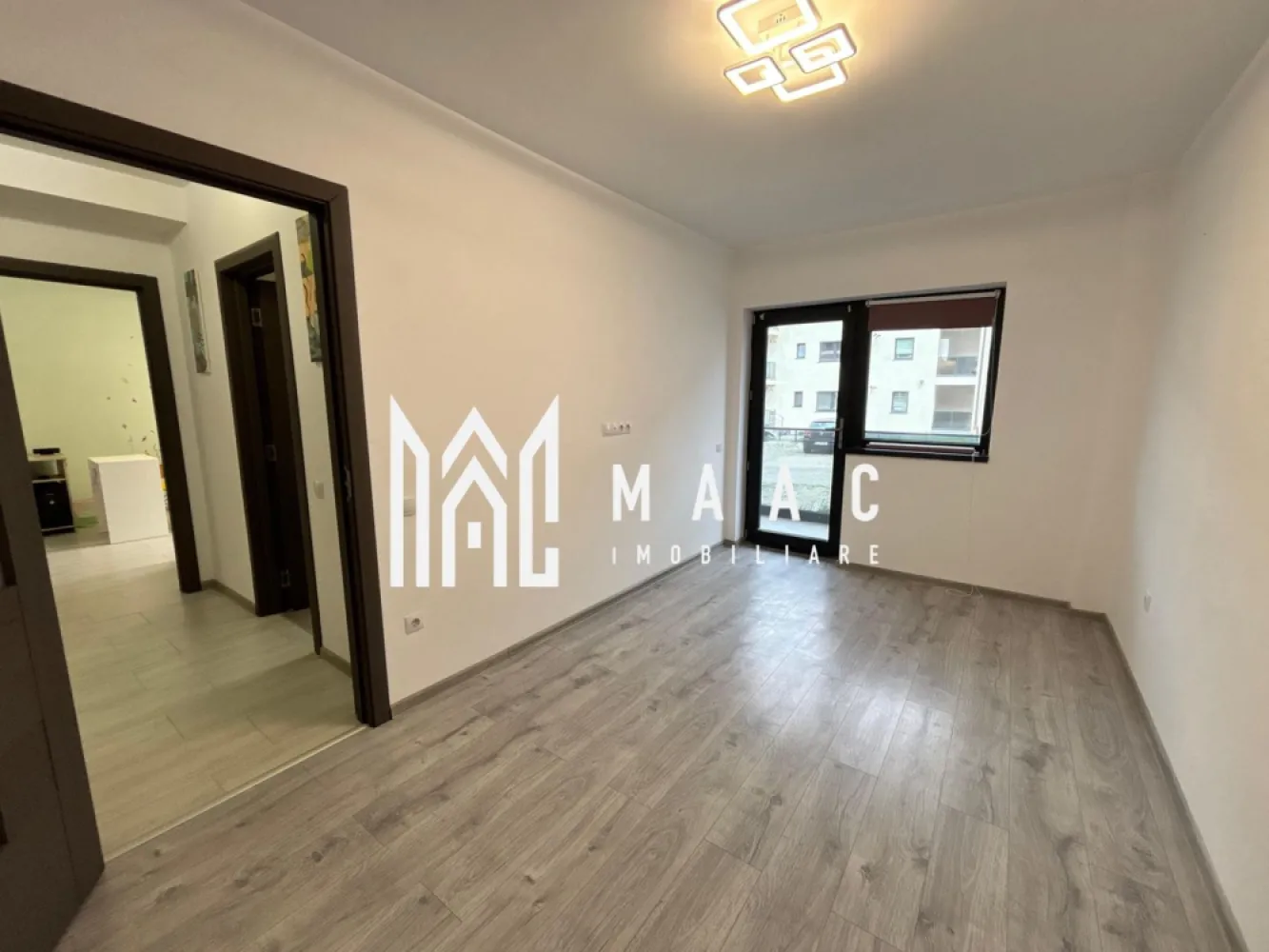 Apartament 2 camere | 42 MPU | Parter | Parcare | Gradina | Doamna Stanca - MAAC Imobiliare vă propune spre închiriere un apartament cu 2 camere, situat pe Doamna Stanca, la parter, într-o zonă modernă și accesibilă din Sibiu.

Locuința este potrivită atât pentru locuit, cât și pentru activitate de birou sau afacere de cartier, datorită poziționării și accesului facil.

Detalii apartament
Suprafață utilă: 42 mp
Parter
2 camere
Grădină proprie
Loc de parcare inclus
Compartimentare și dotări
Living
Dormitor
Bucătărie mobilată
Baie
Hol
Avantaje și beneficii
Parter – acces facil
Grădină proprie pentru relaxare
Bucătărie mobilată
Loc de parcare privat inclus
Spațiu bine compartimentat
Costuri reduse de întreținere
Pretabil pentru

locuință personală
 birou
 salon
 activitate comercială de cartier

Avantaje locație
Zona Doamna Stanca – Sibiu
Aproape de:
Shopping City Sibiu
magazine și supermarketuri
farmacii
mijloace de transport
școli și grădinițe
Acces rapid către centrul orașului și zona industrială Vest

Pentru mai multe informații sau pentru a programa o vizionare, nu ezitați să ne contactați, specificand ID: CP3097940